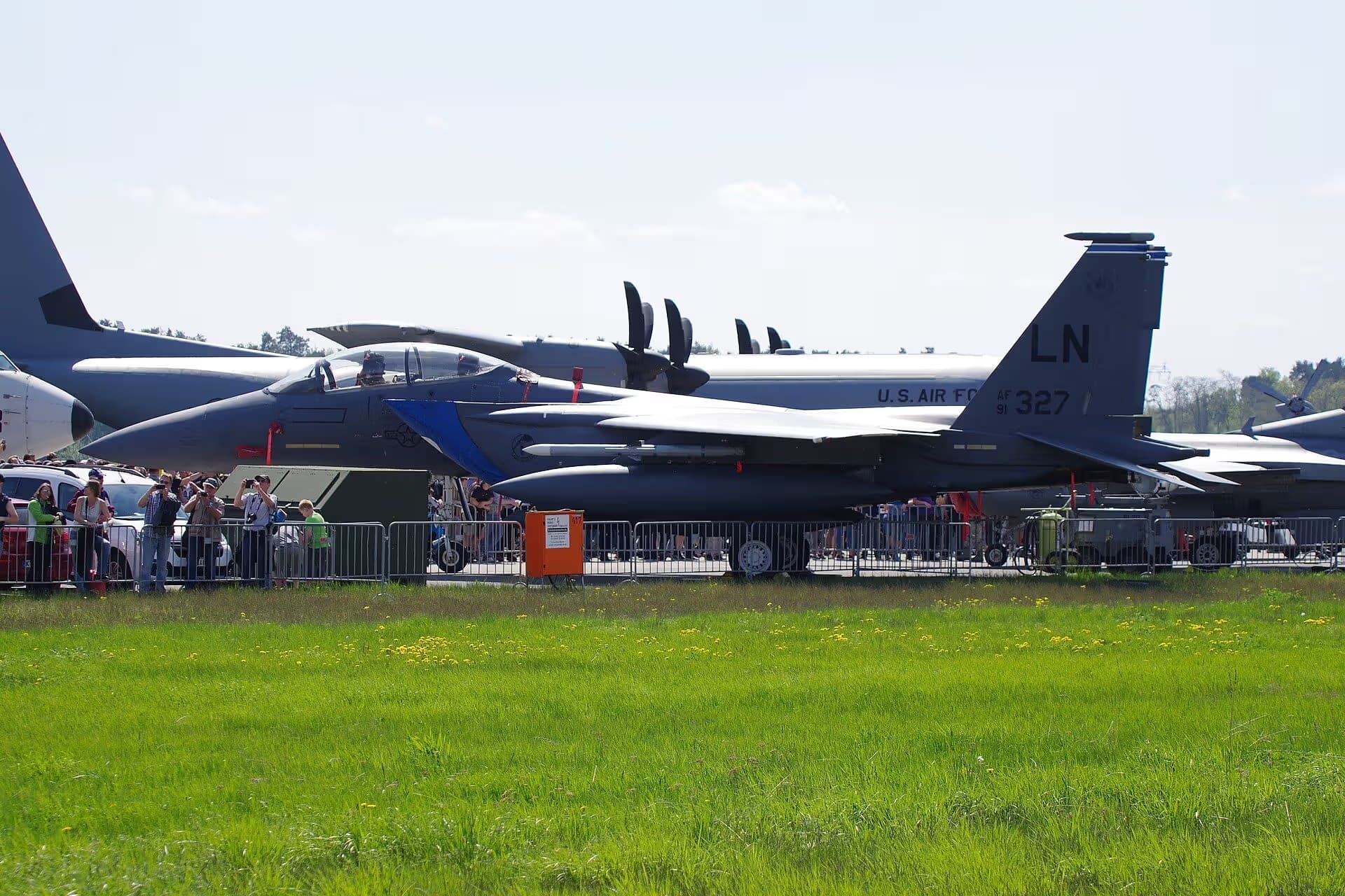 Unidentified — Twin-engine aircraft