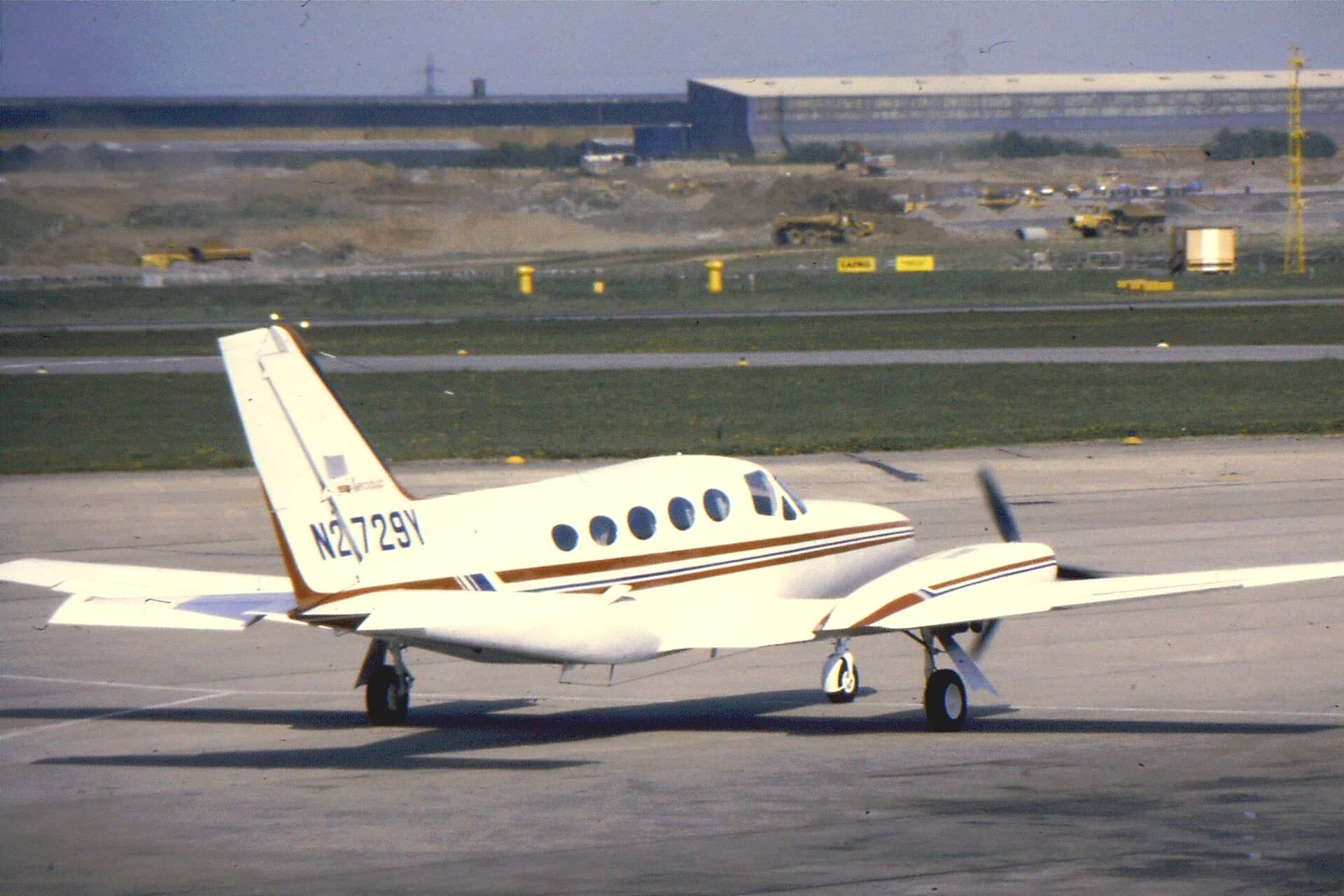 N2729Y — Twin-engine aircraft