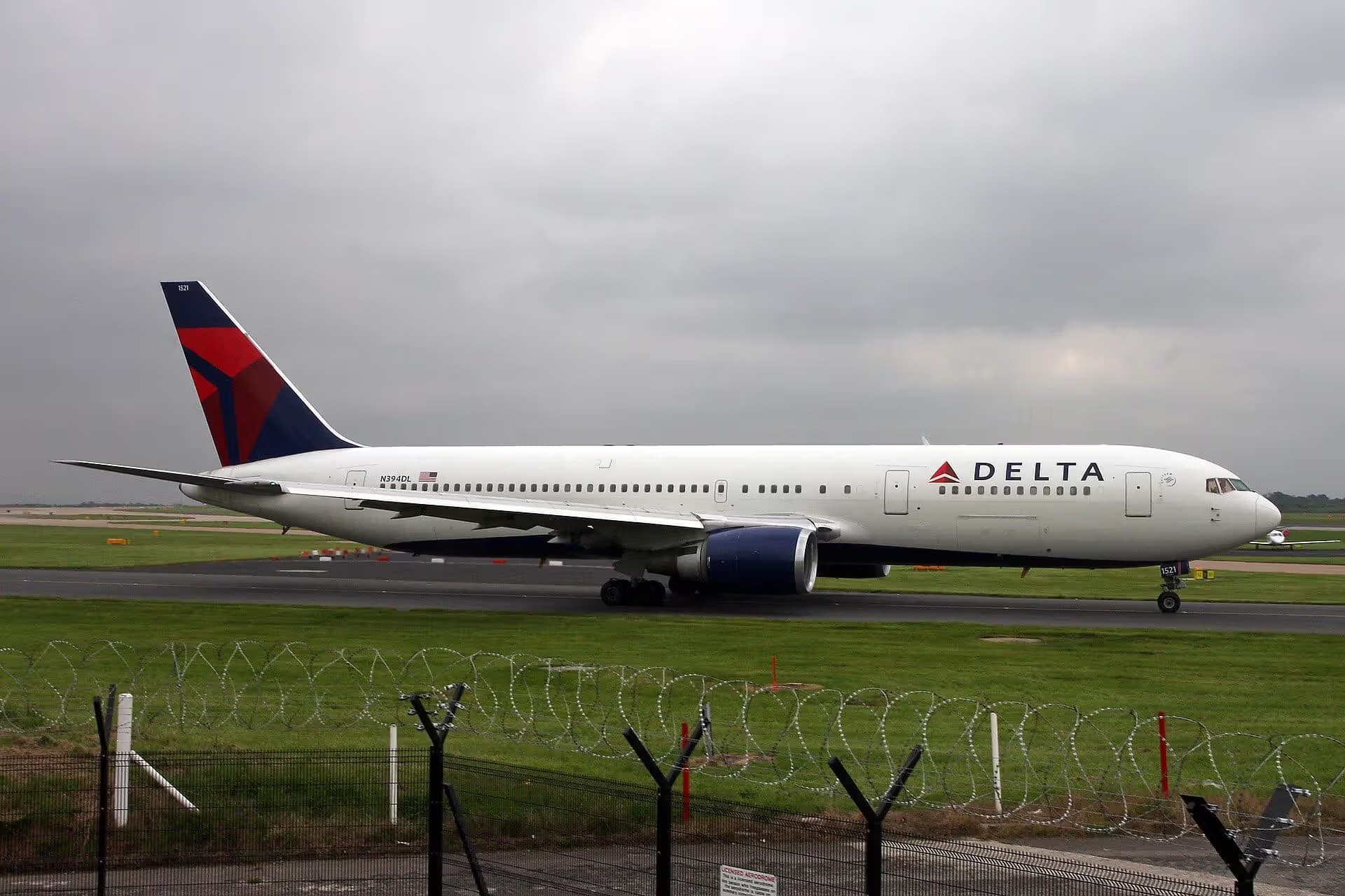 N394DL — Twin-engine aircraft