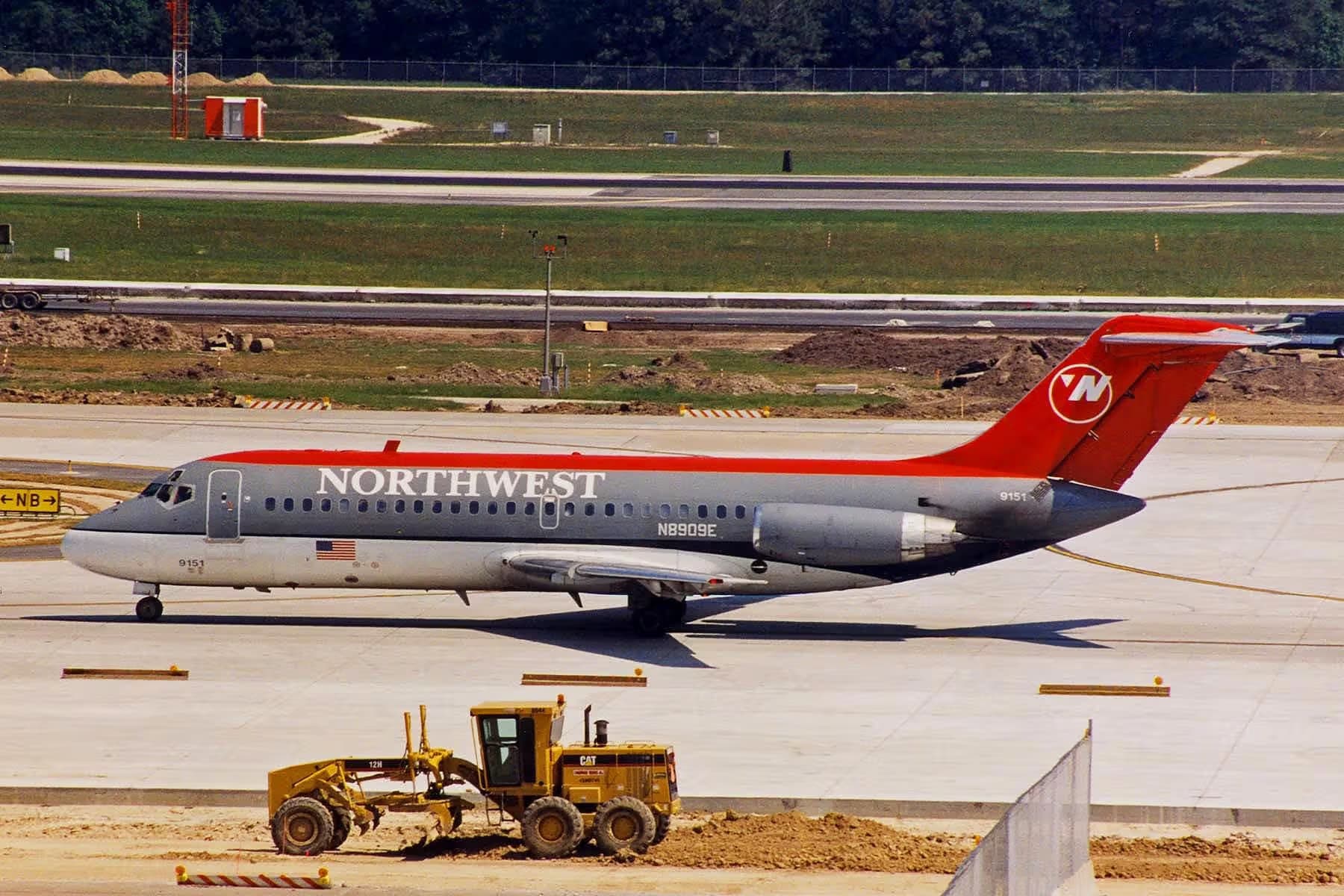 N8909E — Twin-engine aircraft