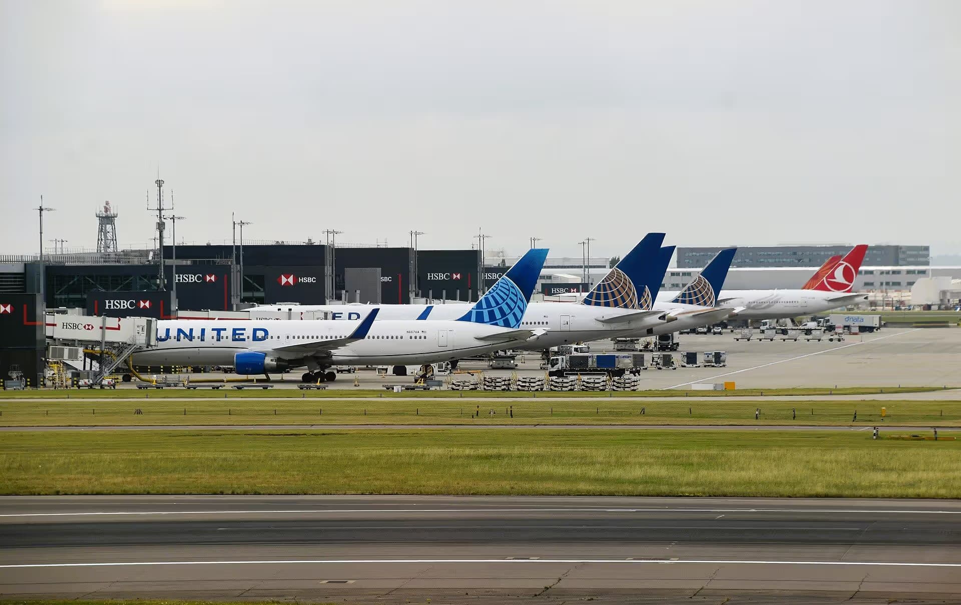 N667UA — Boeing at Heathrow Airport