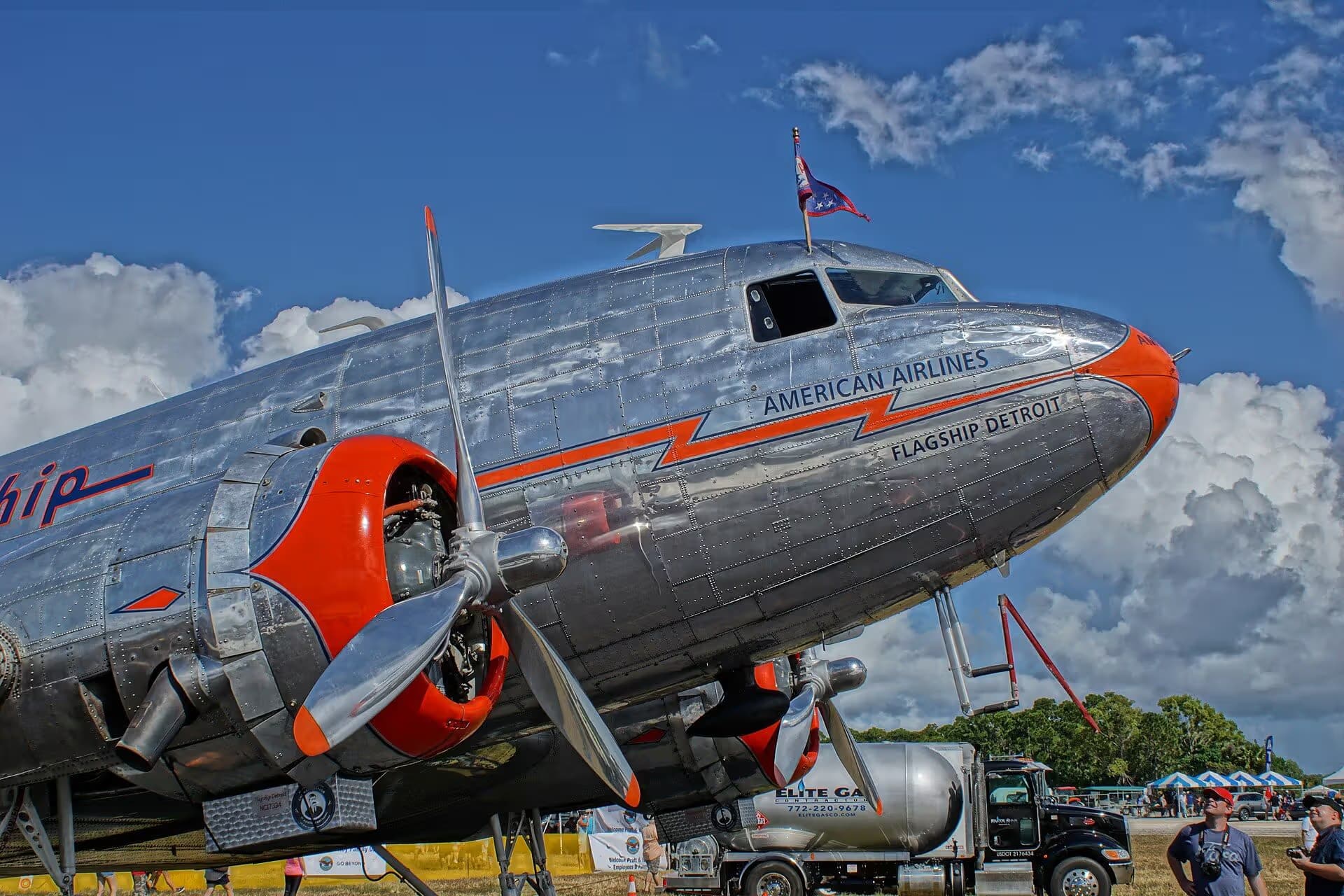 Unidentified — Twin-engine aircraft