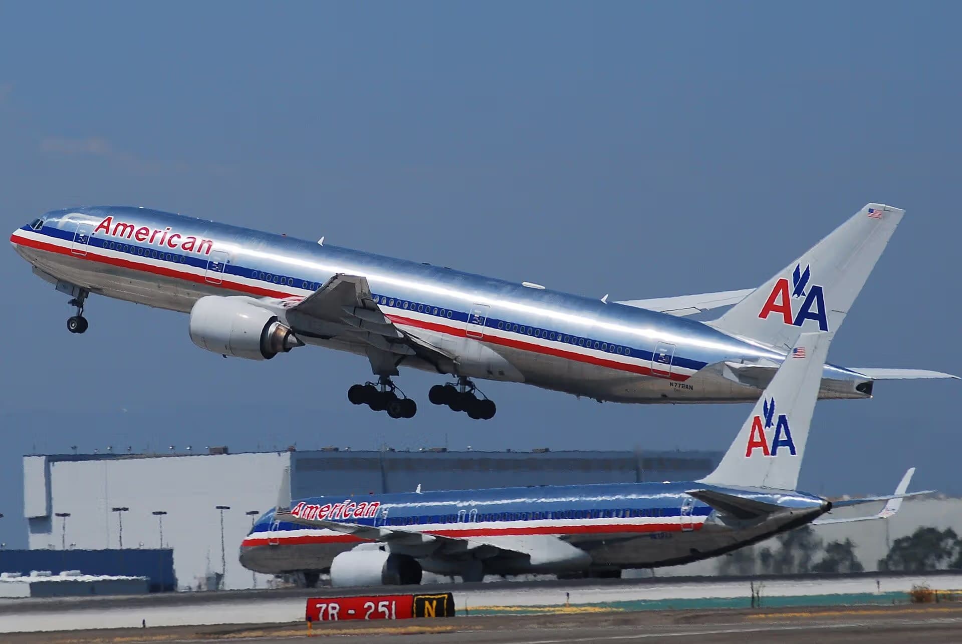 N772AN — Twin-engine aircraft