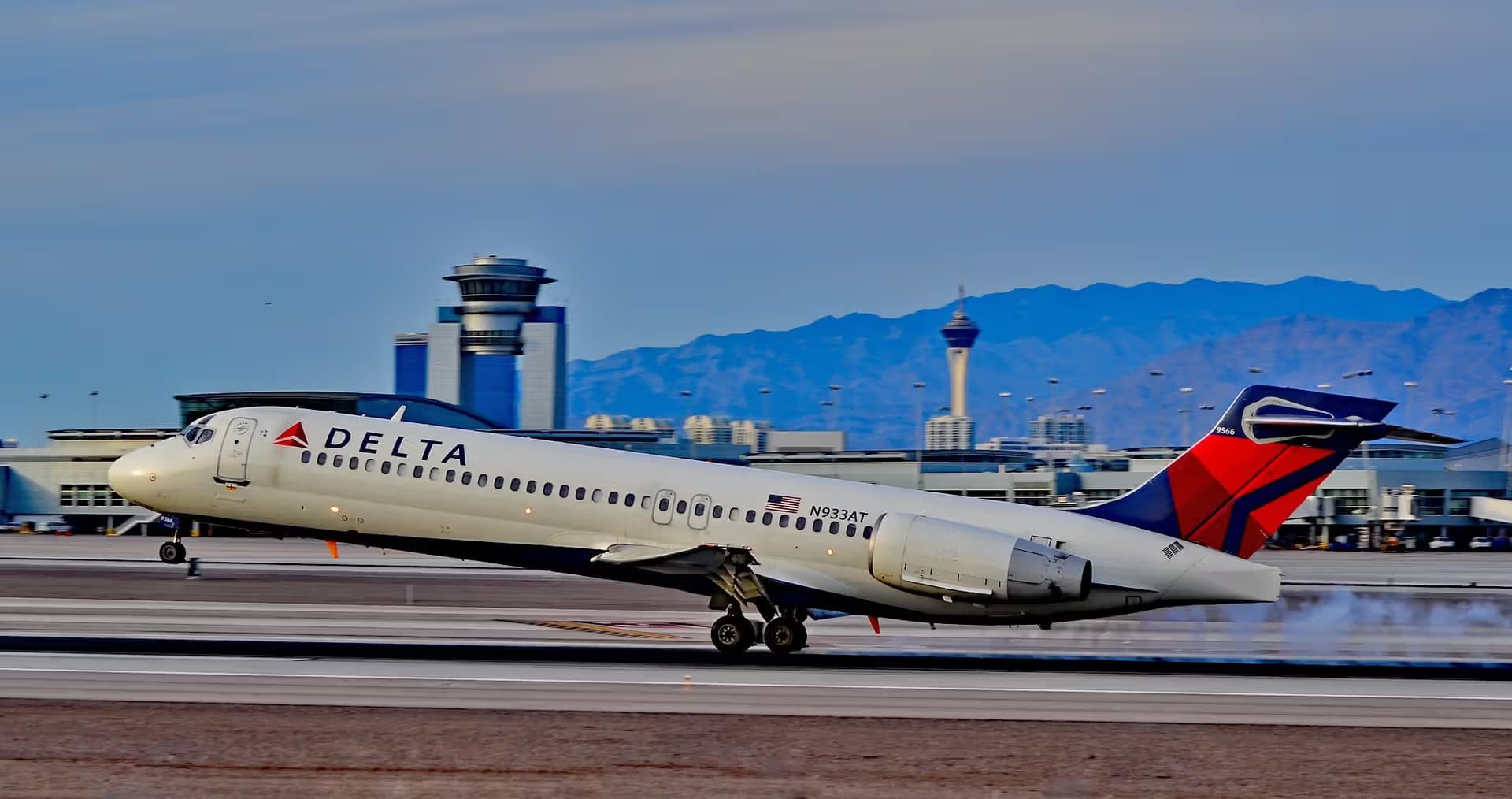 N933AT — Twin-engine aircraft