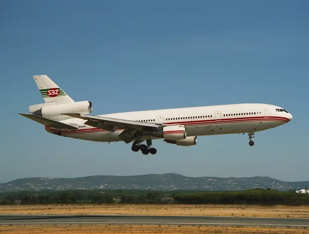 N102UA — Douglas