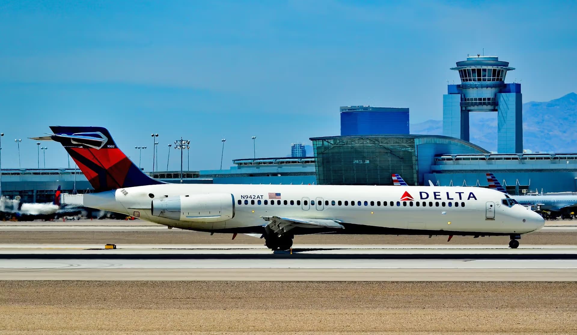 N942AT — Twin-engine aircraft
