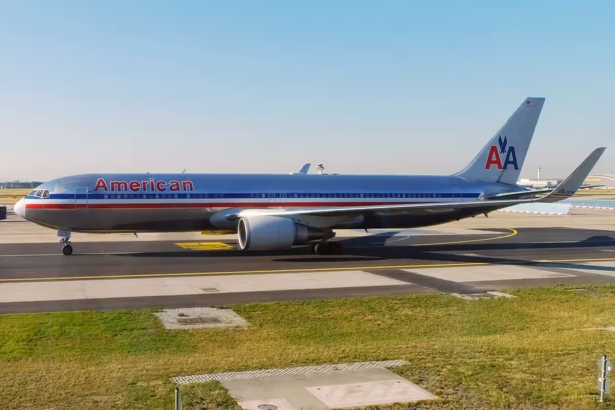 N352AA — Twin-engine aircraft