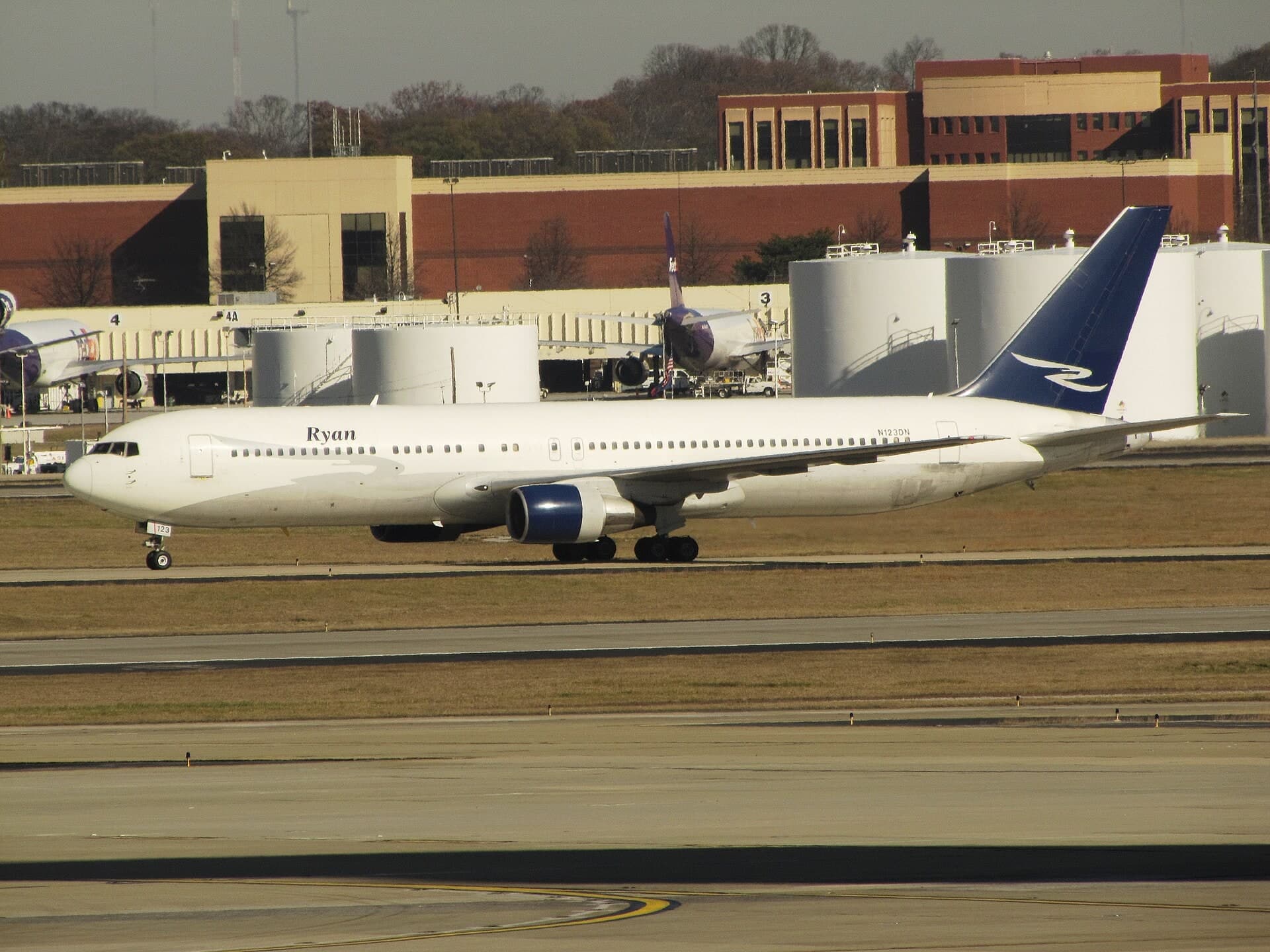 N123DN — Twin-engine aircraft