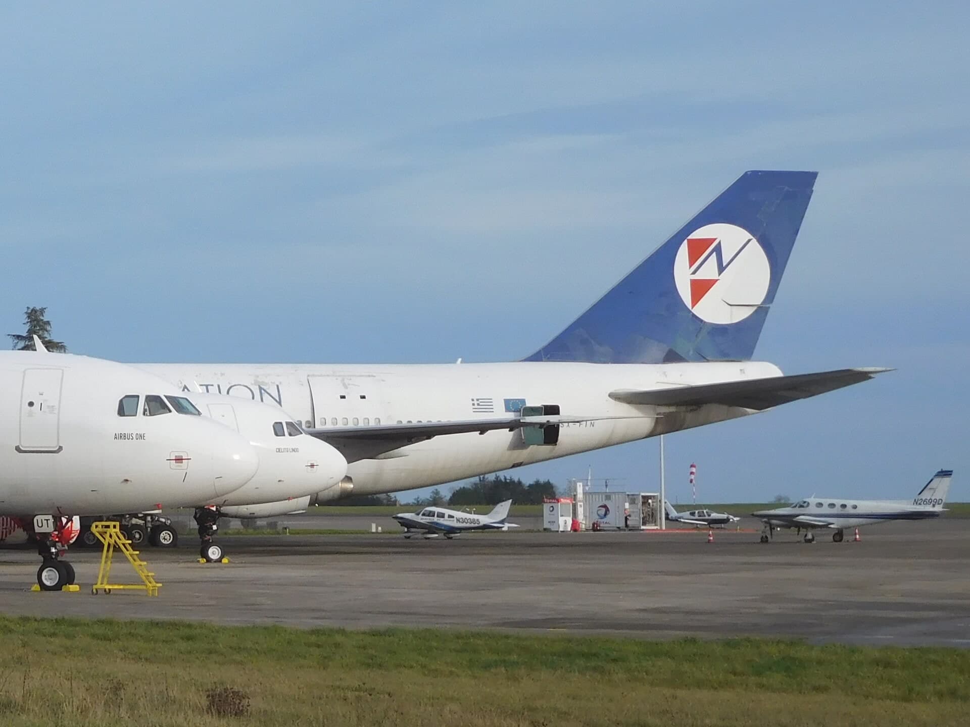 N2699D — Twin-engine aircraft