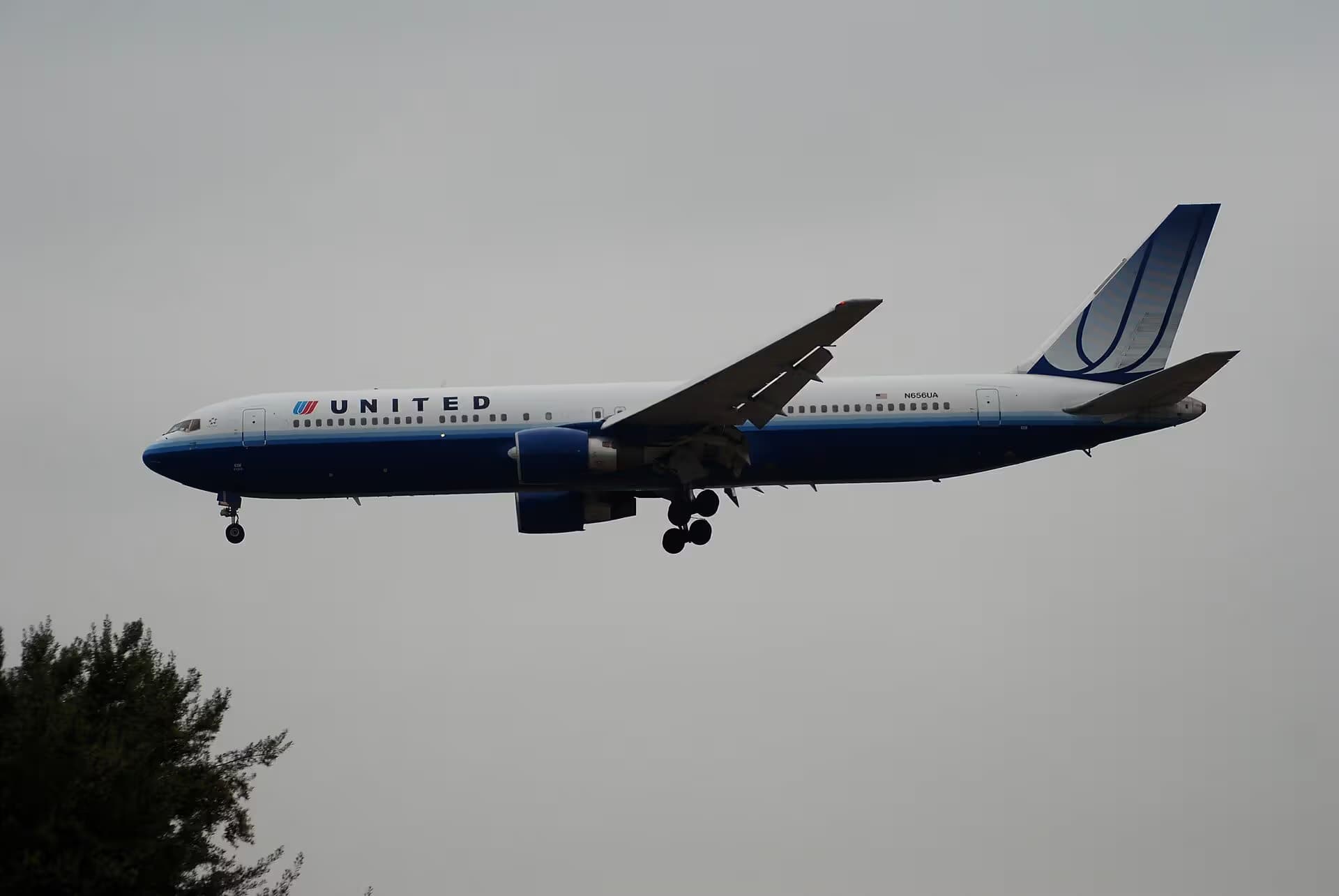 N656UA — Twin-engine aircraft
