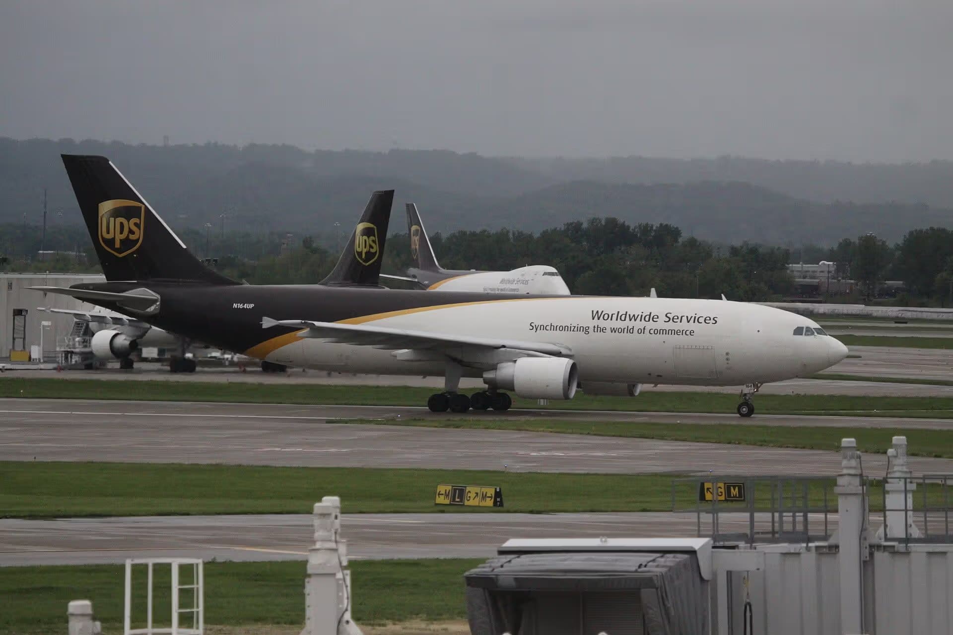 N164UP — Twin-engine aircraft