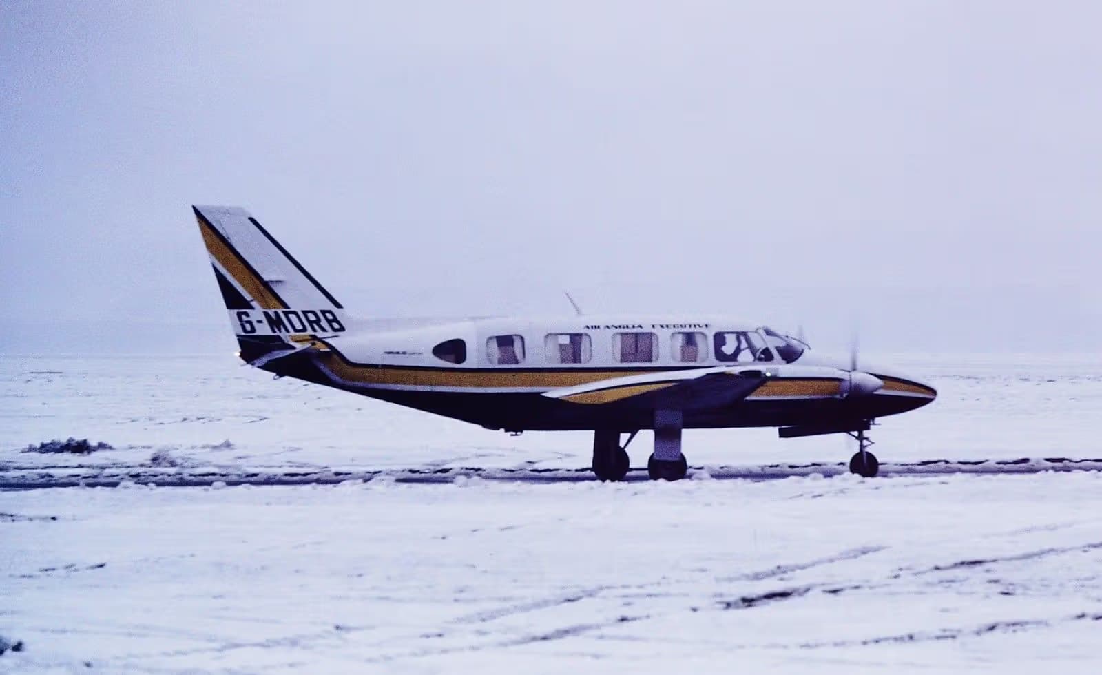 G-MDRB — Twin-engine aircraft
