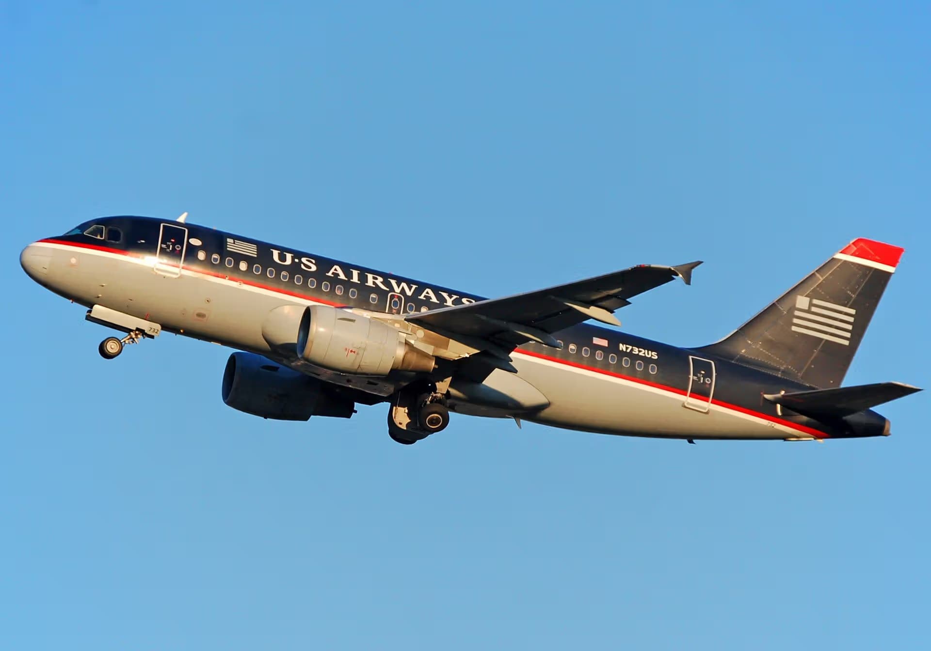 N732US — Twin-engine aircraft