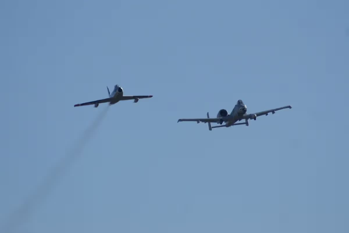Unidentified — Twin-engine aircraft