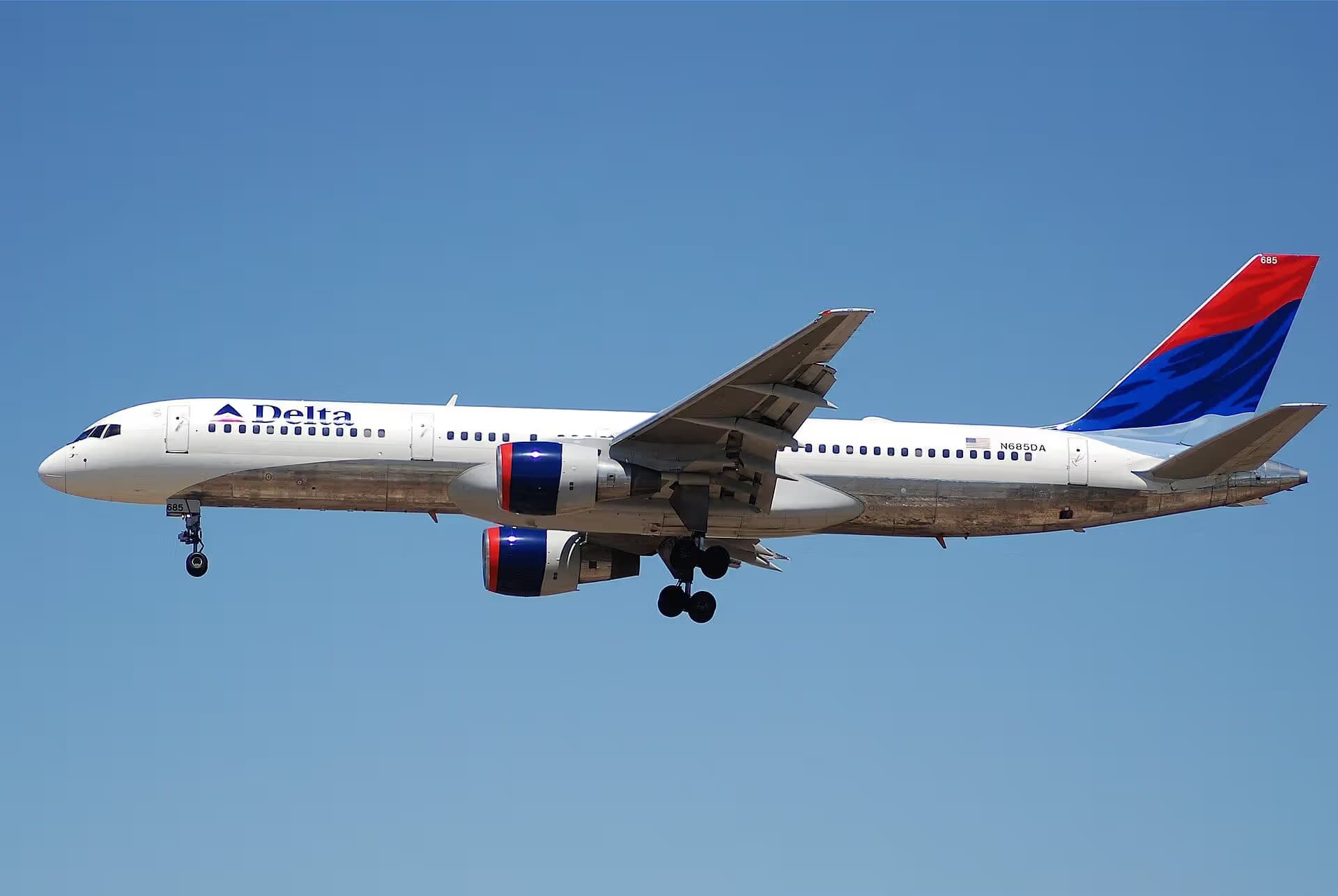 N685DA — Twin-engine aircraft