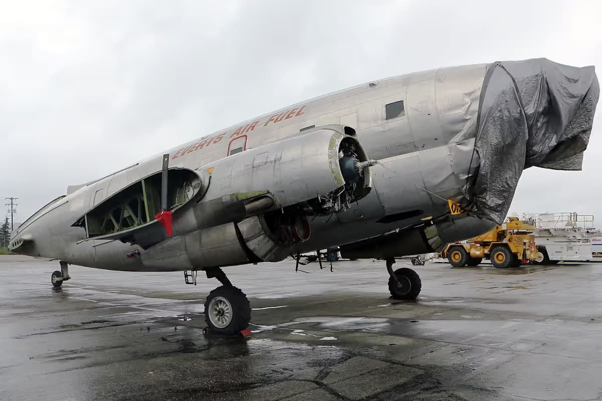 N1822M — Twin-engine aircraft