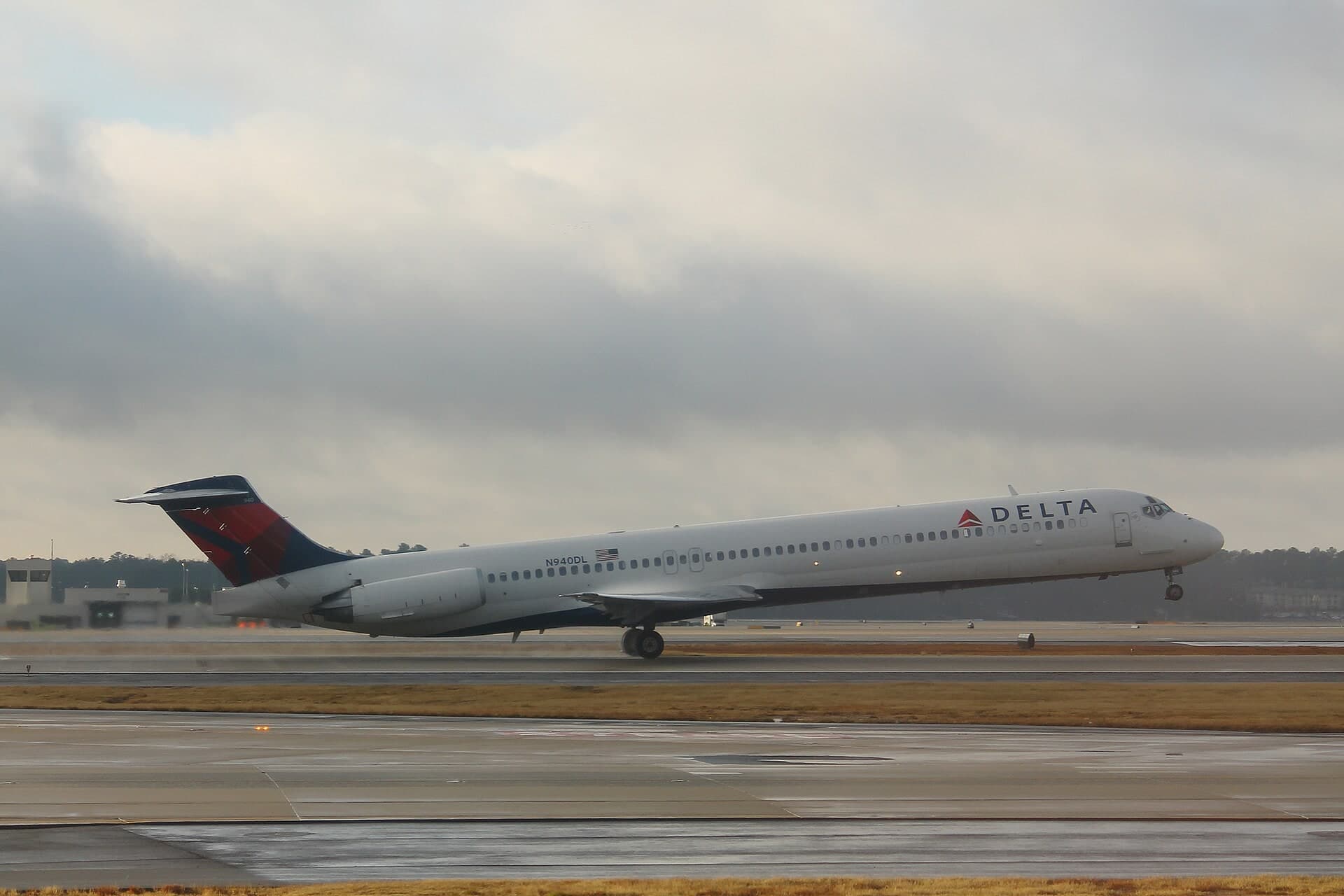 N940DL — Twin-engine aircraft