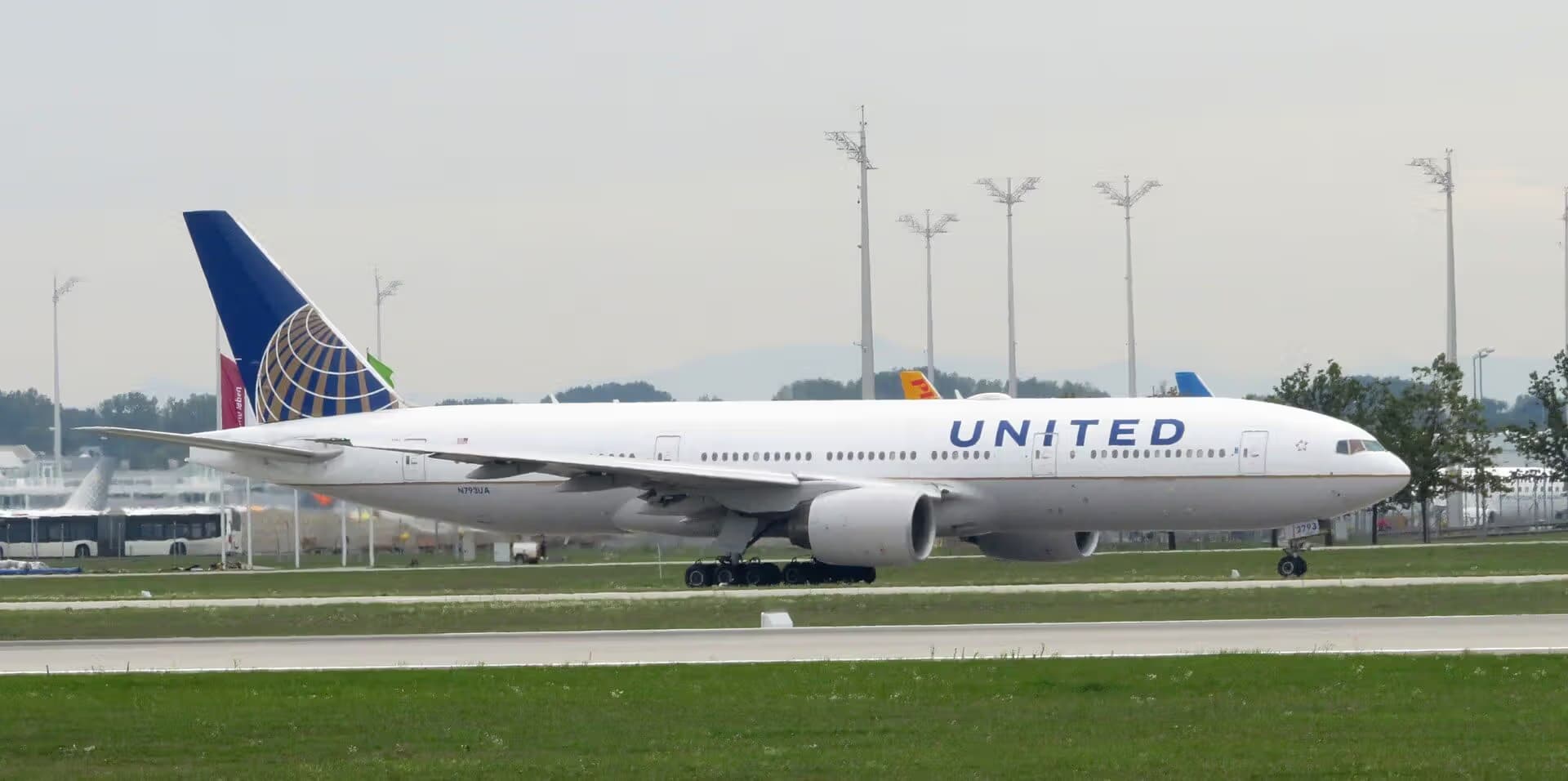 N793UA — Twin-engine aircraft at Munich Airport