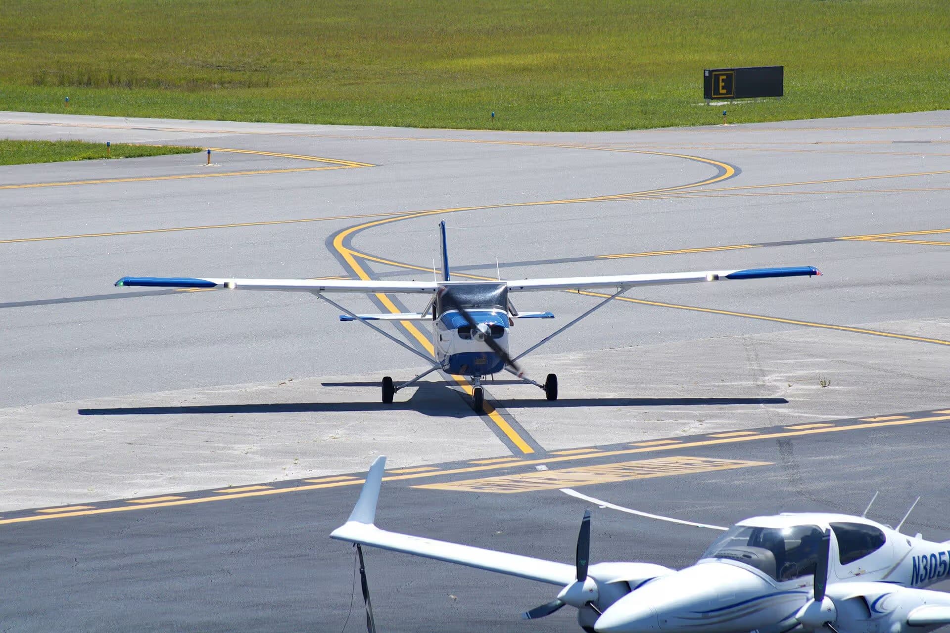N884ER — Twin-engine aircraft