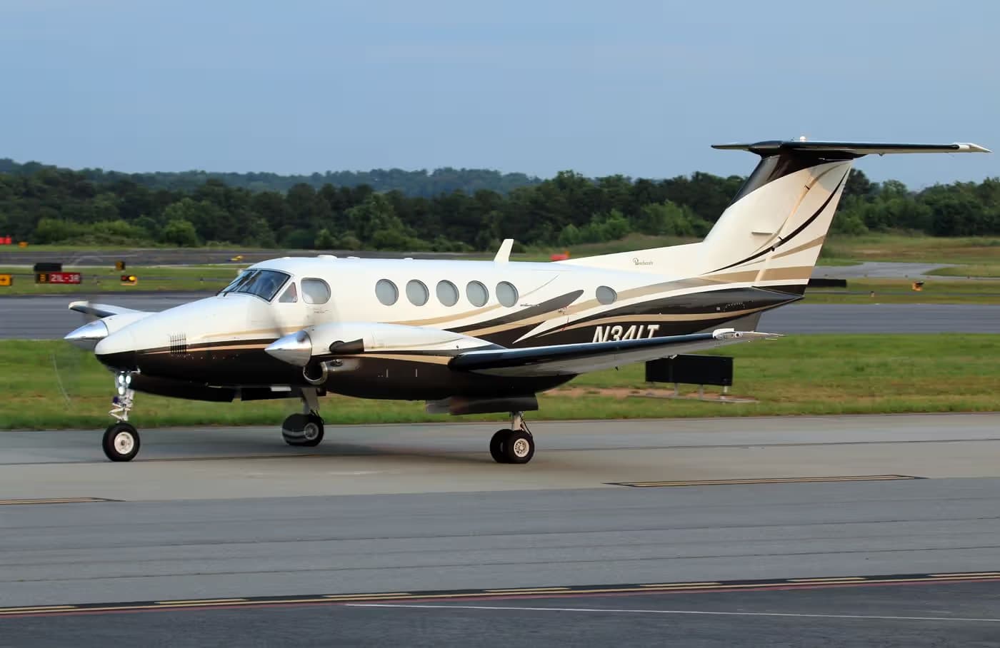 N34LT — Beechcraft