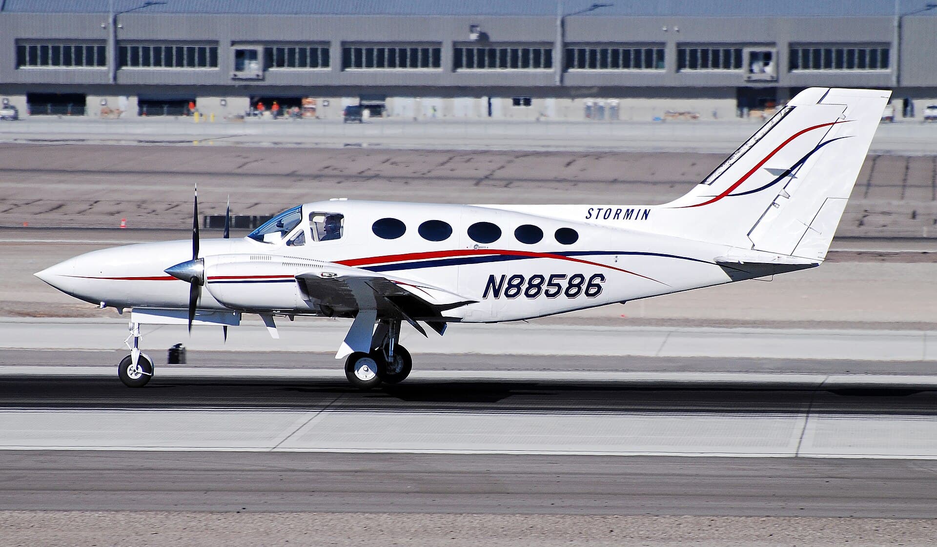 N88586 - Twin-engine aircraft