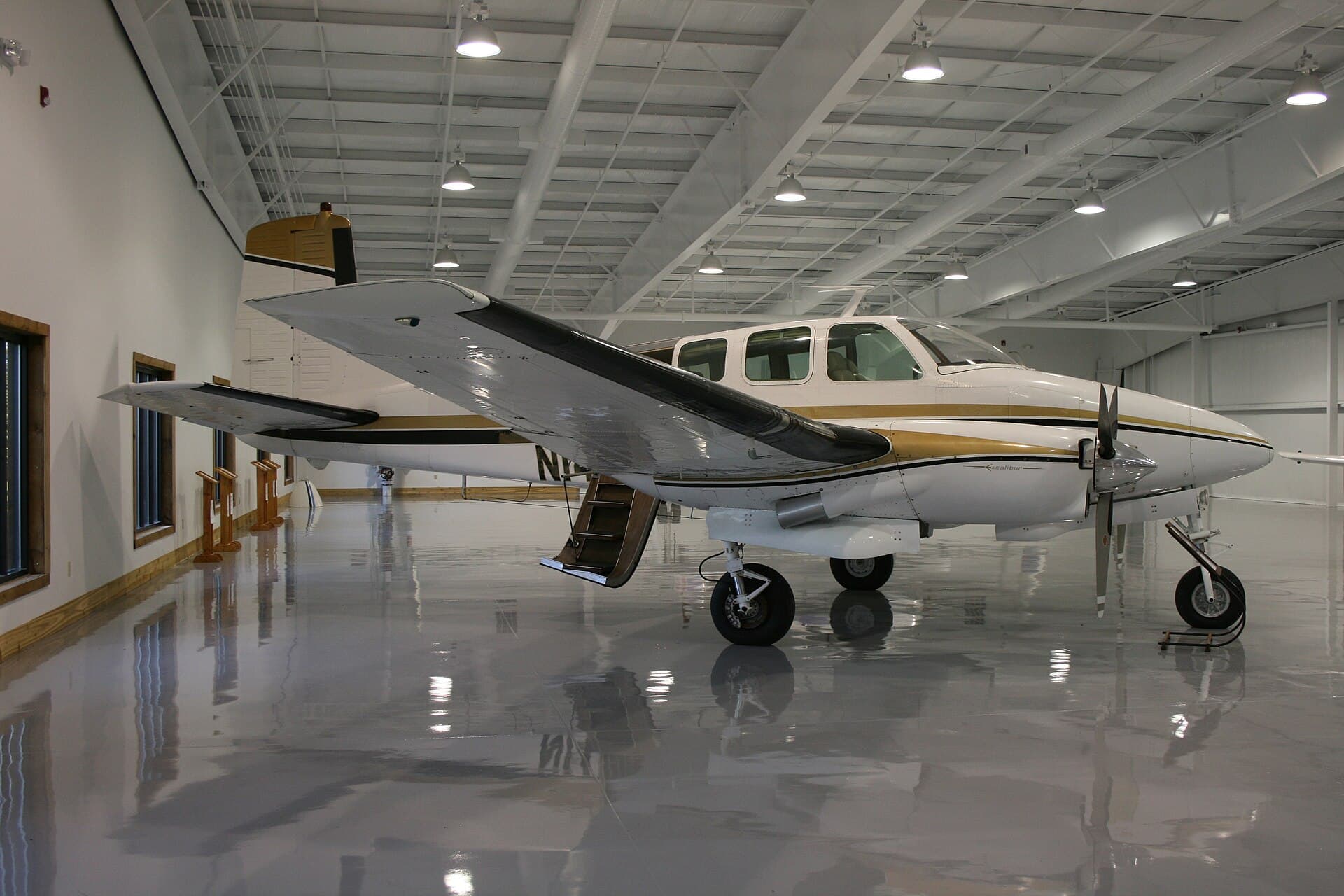 N14VU - Twin-engine aircraft