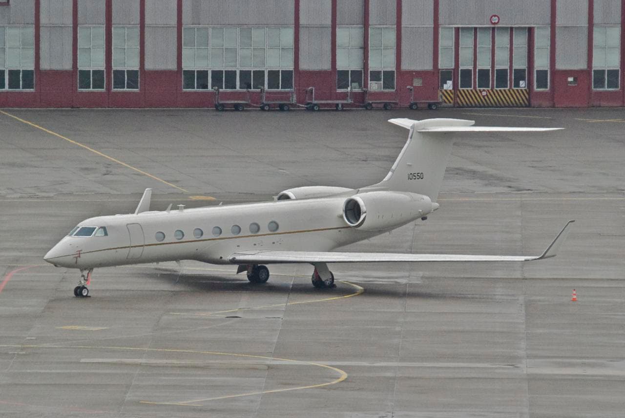 - Business jet