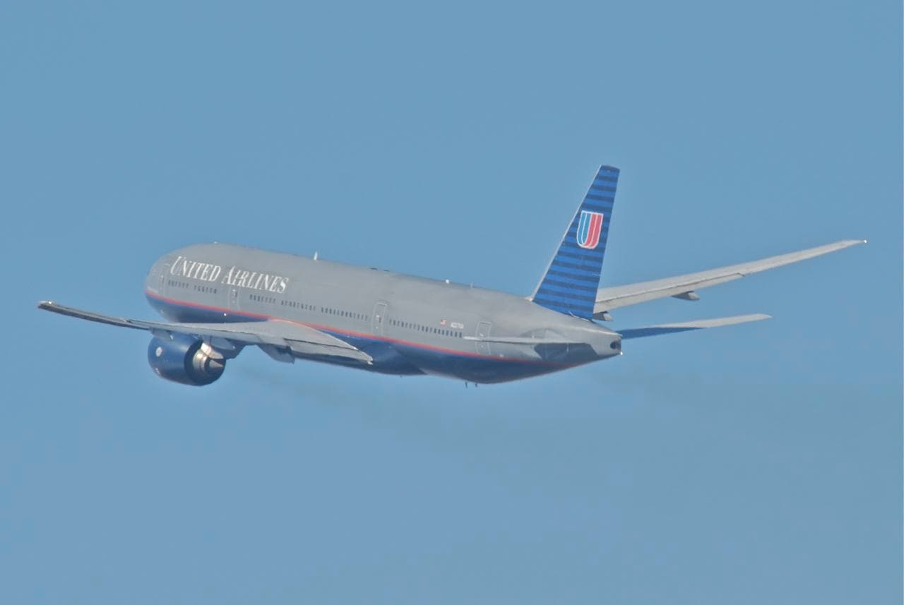 N227UA - Twin-engine aircraft
