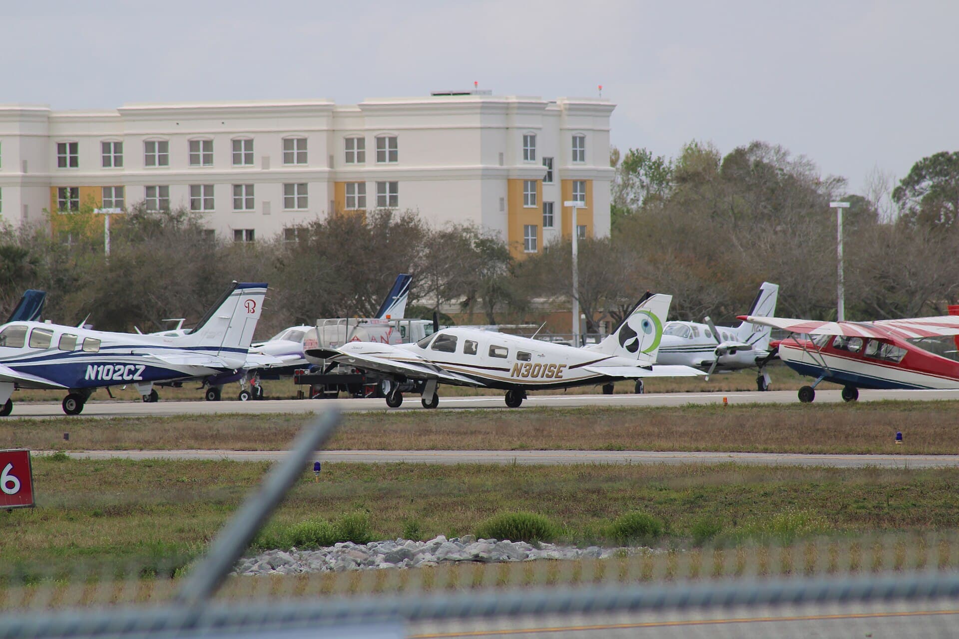 N301SE - Twin-engine aircraft