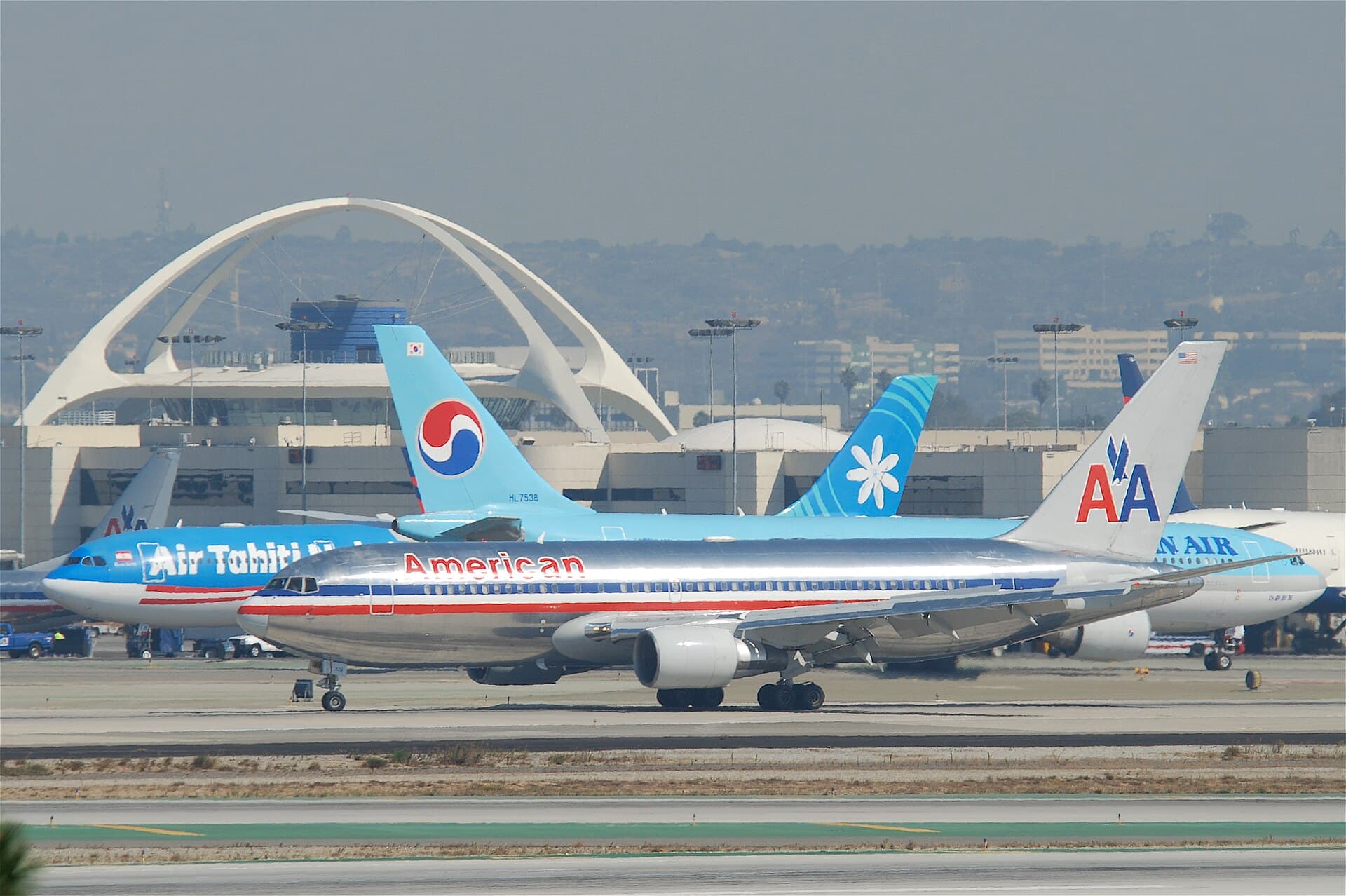 N319AA - Twin-engine aircraft
