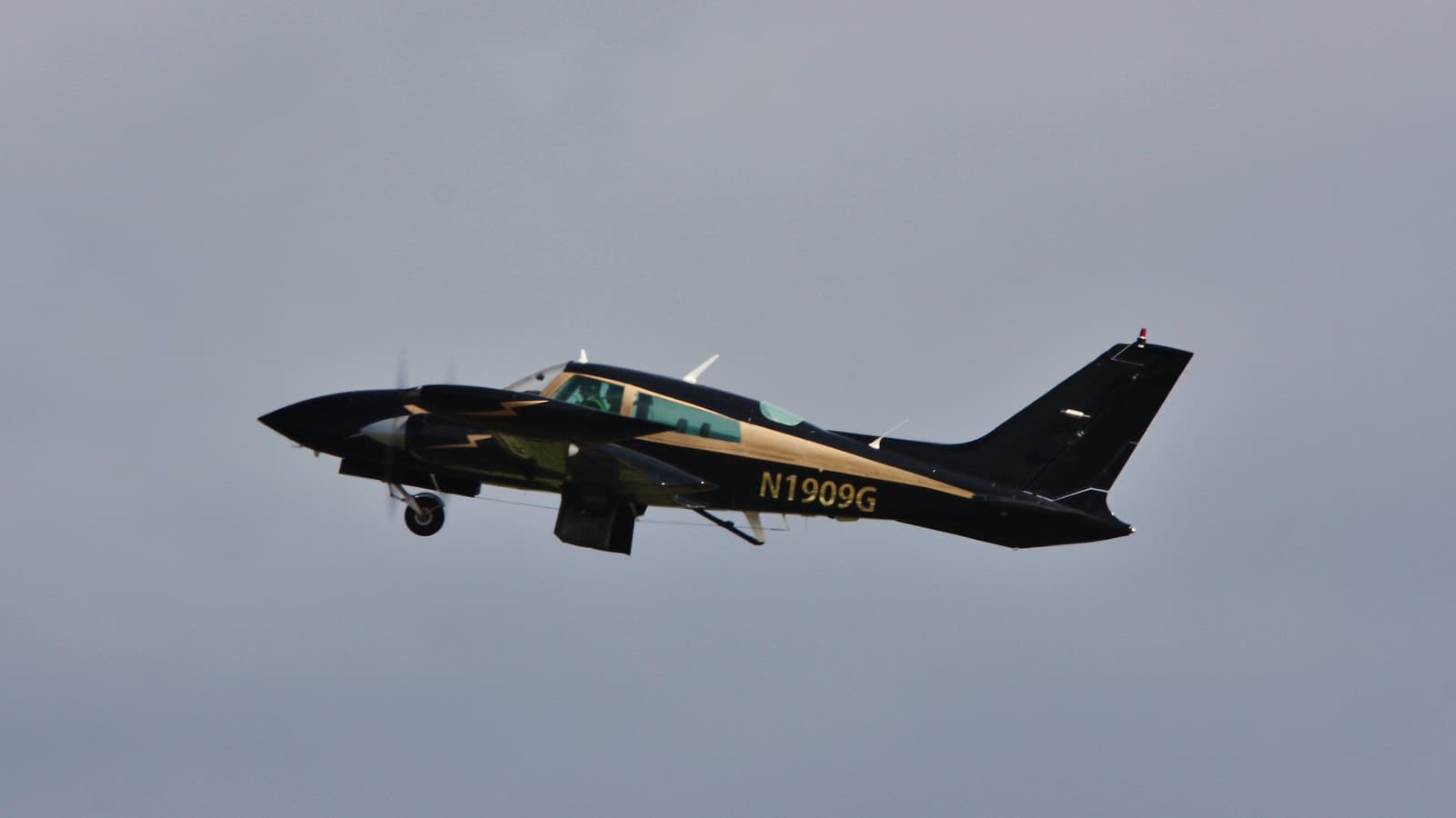 N1909G - Twin-engine aircraft