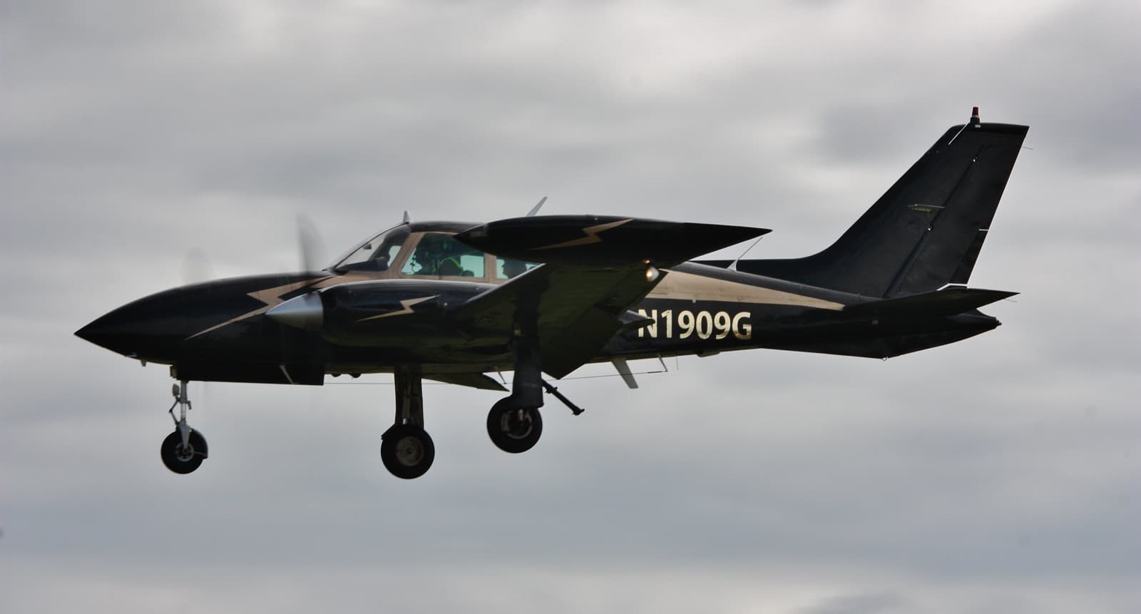 N1909G - Twin-engine aircraft