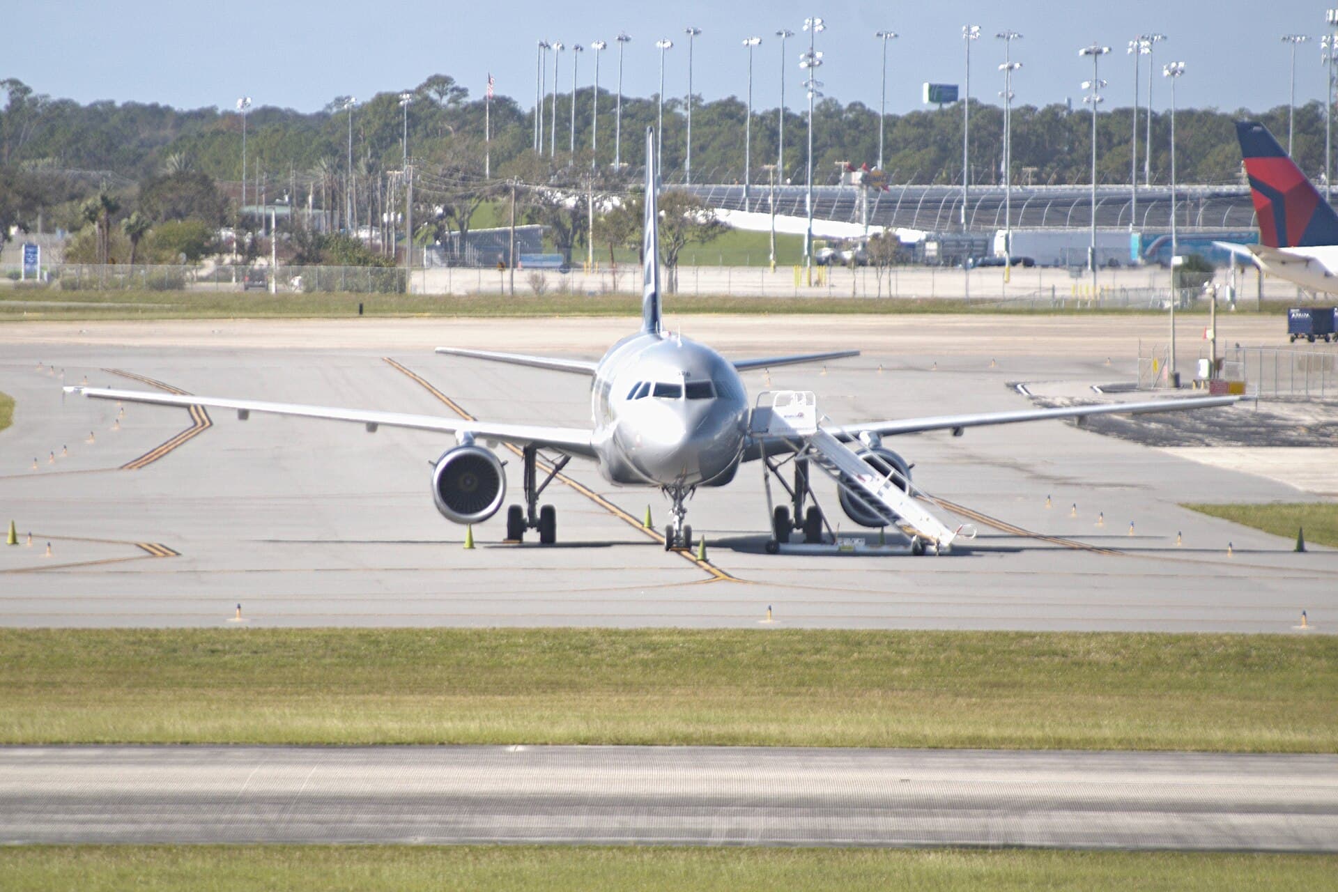 N328NV - Twin-engine aircraft