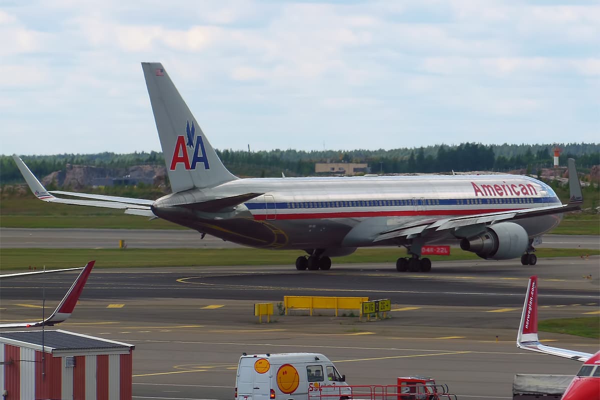 N349AN - Twin-engine aircraft