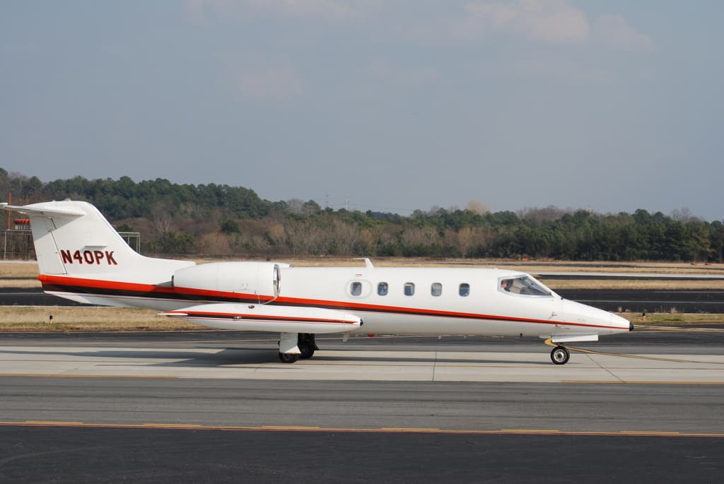 N40PK - Business jet