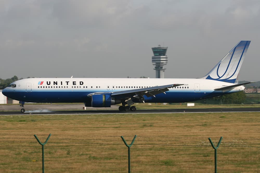 N643UA - Twin-engine aircraft