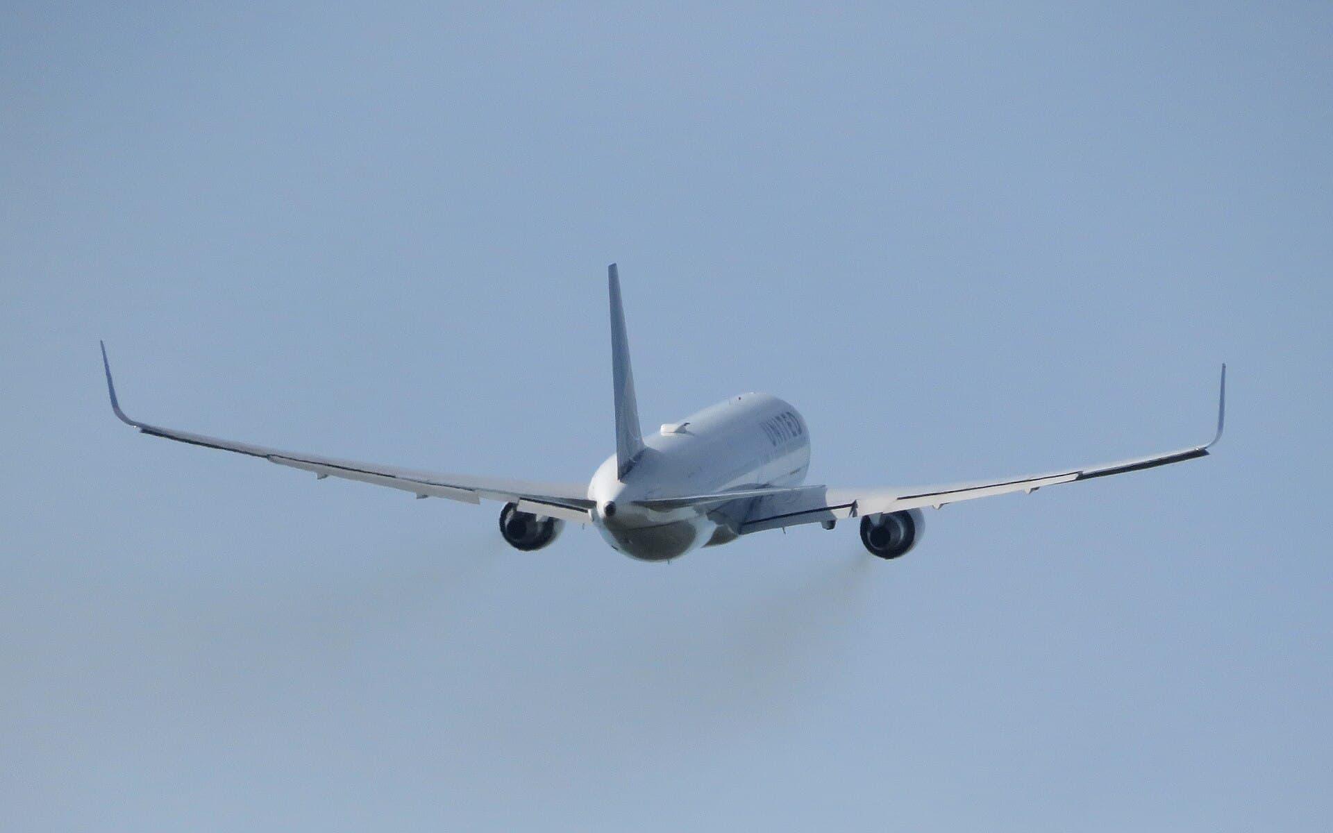 N644UA - Twin-engine aircraft