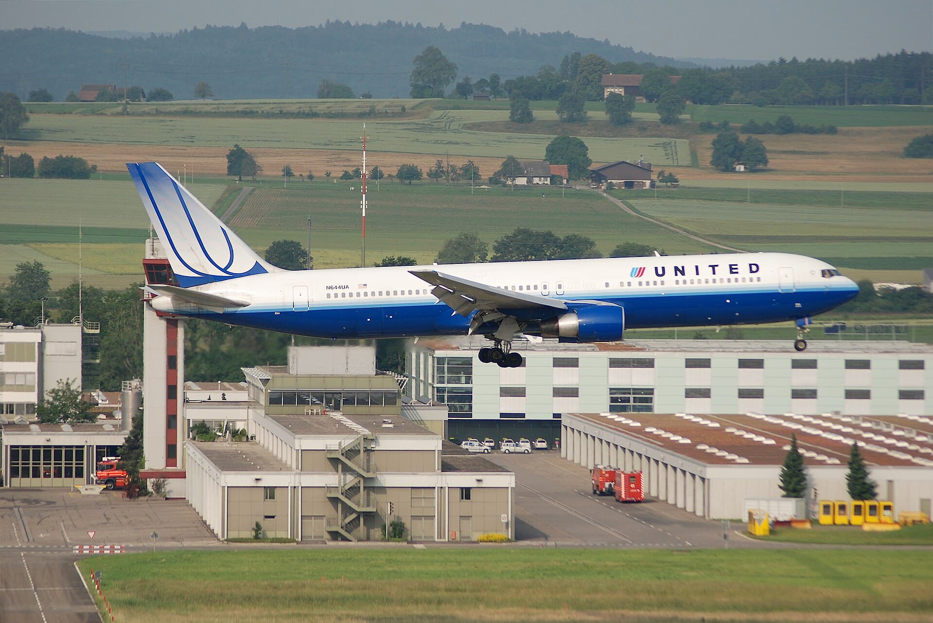 N644UA - Twin-engine aircraft