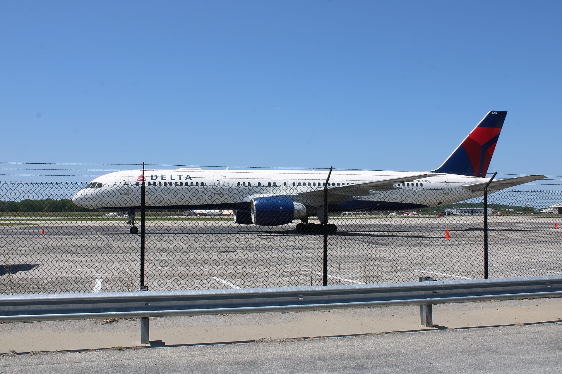 N649DL - Twin-engine aircraft