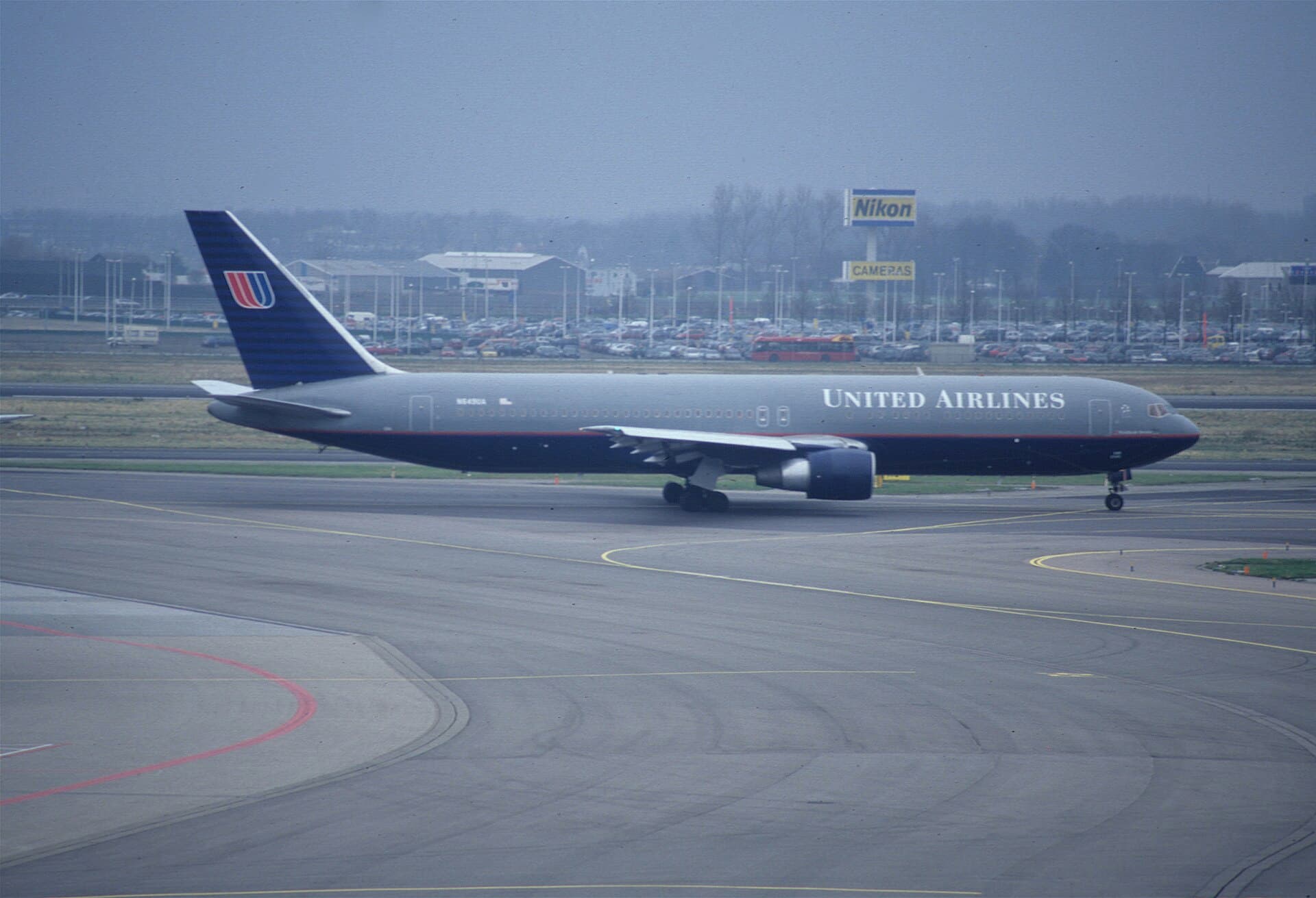N649UA - Twin-engine aircraft