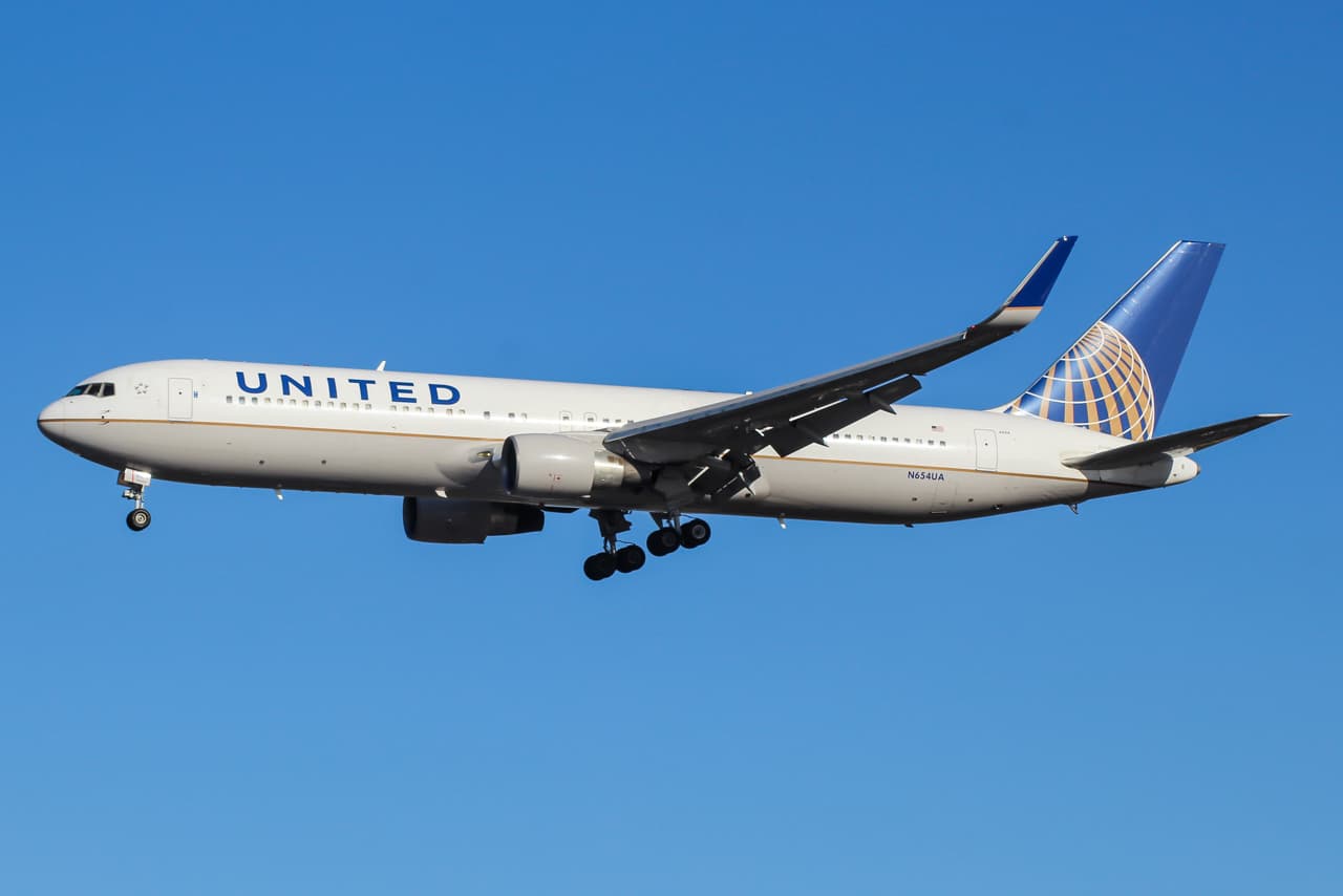 N654UA - Twin-engine aircraft