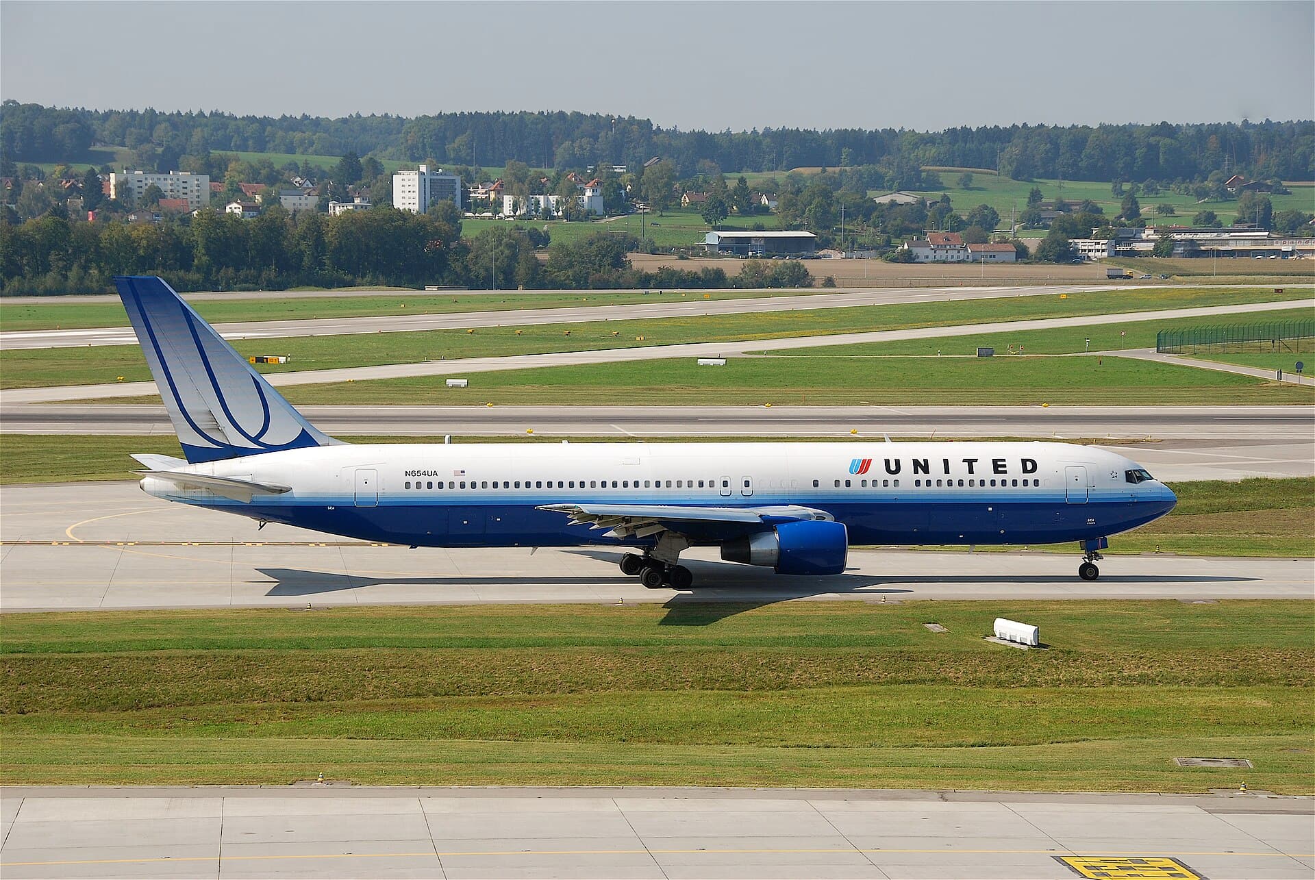 N654UA - Twin-engine aircraft