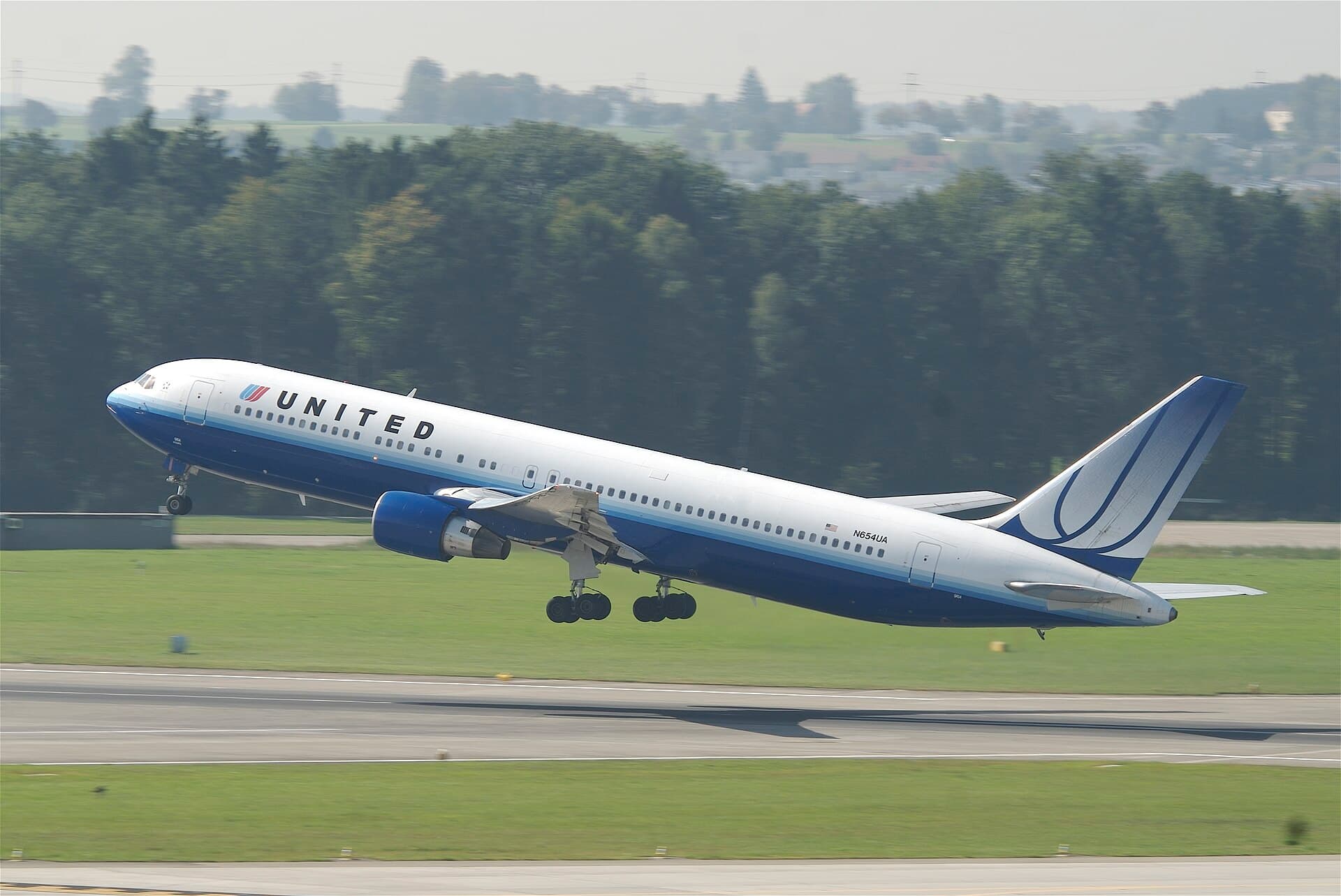 N654UA - Twin-engine aircraft