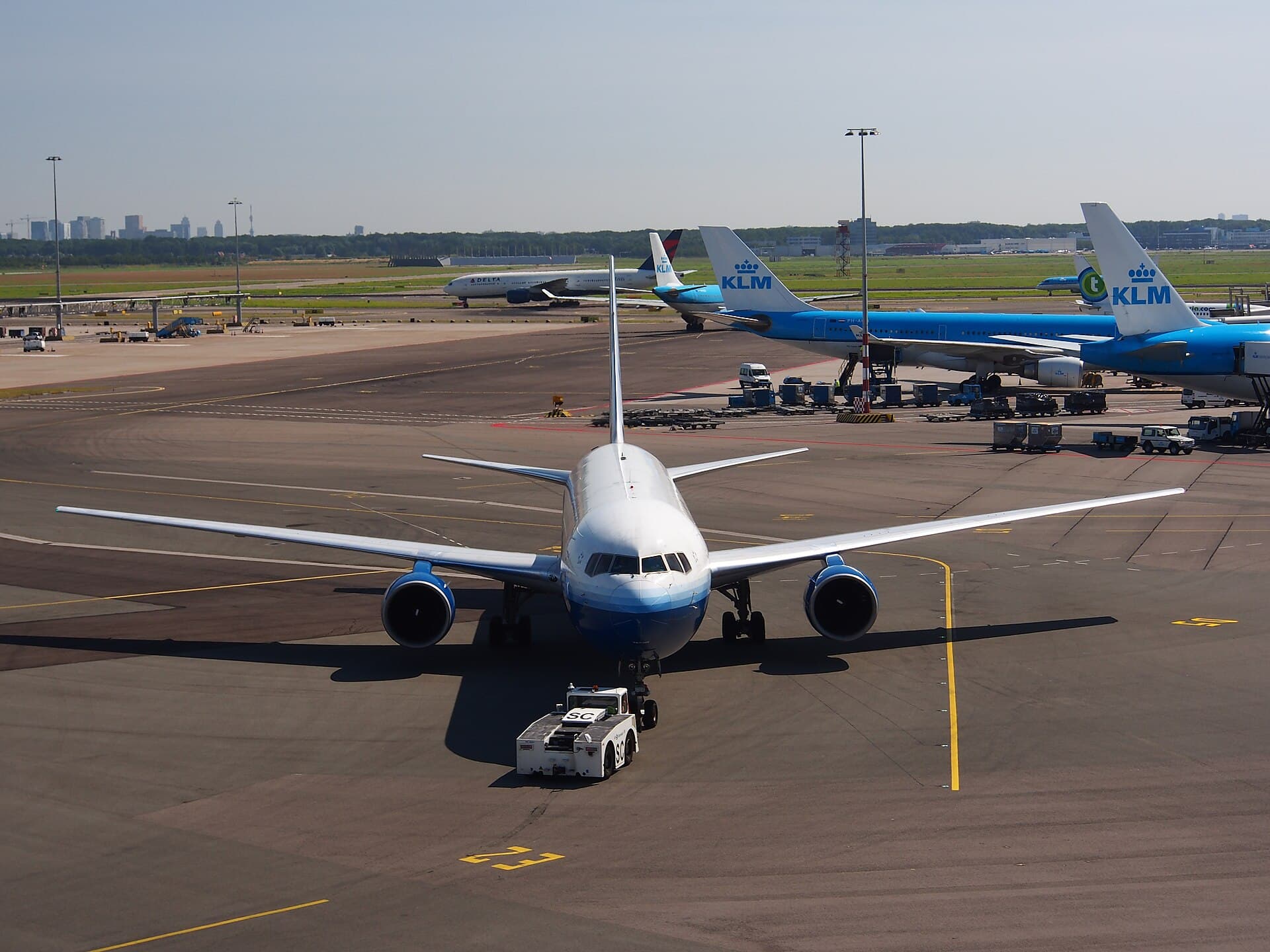 N655UA - Twin-engine aircraft