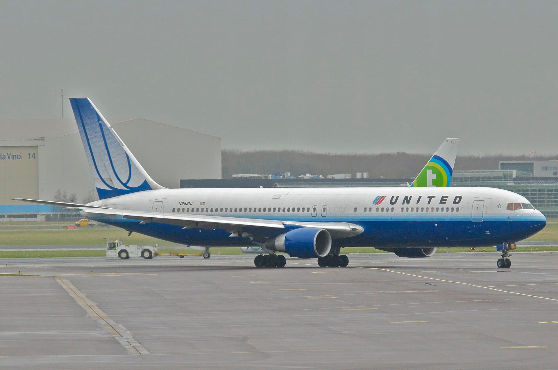 N659UA - Twin-engine aircraft