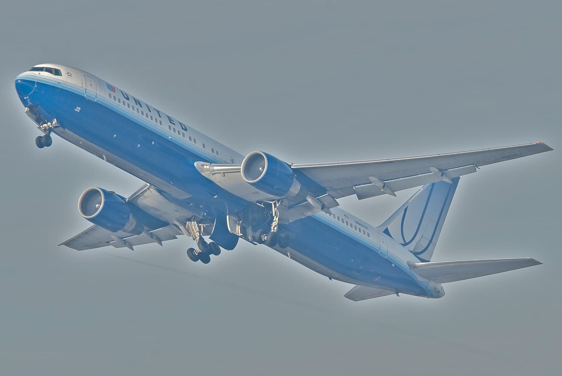 N660UA - Twin-engine aircraft