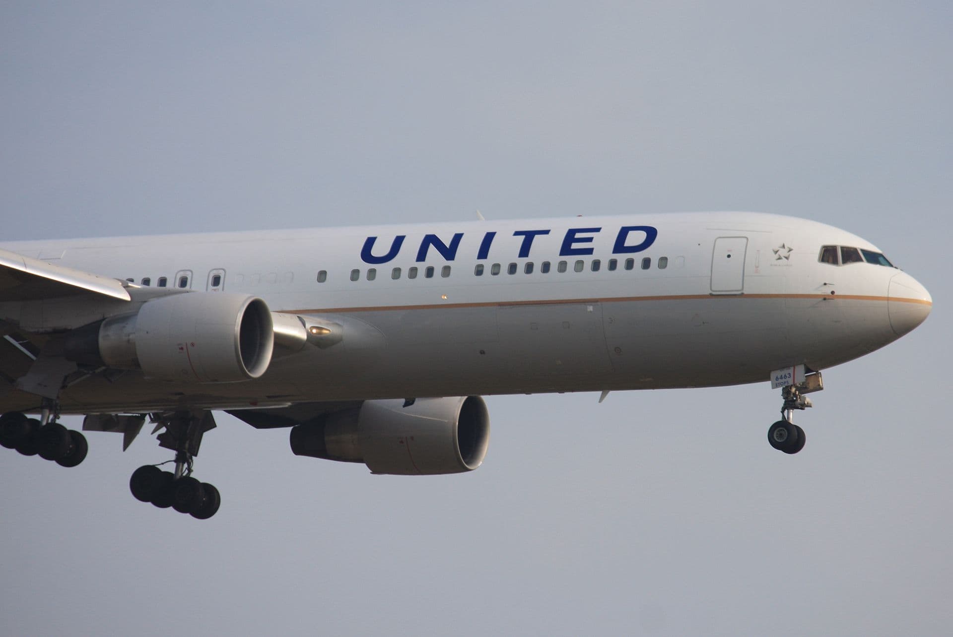 N663UA - Twin-engine aircraft