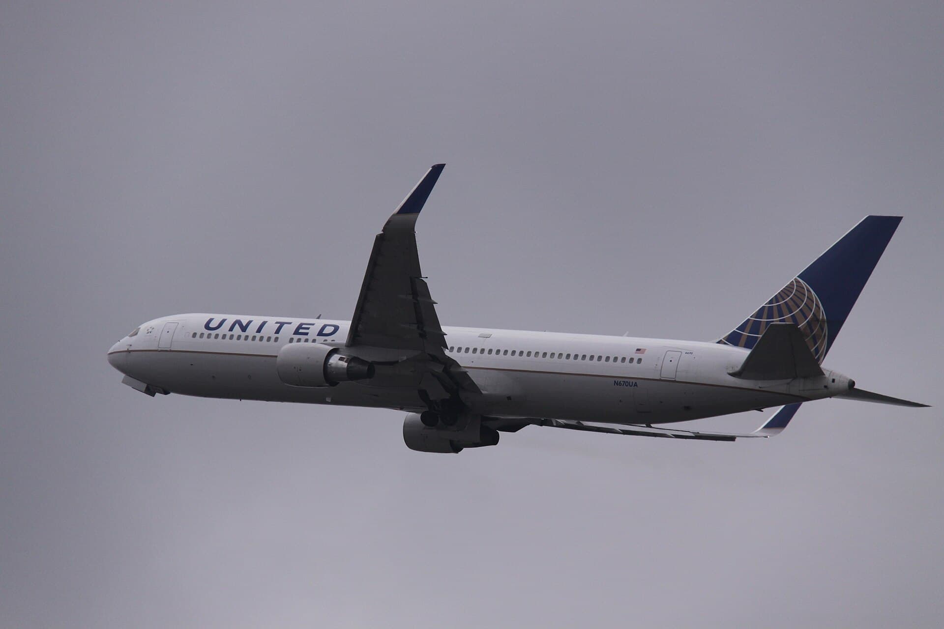 N670UA - Twin-engine aircraft