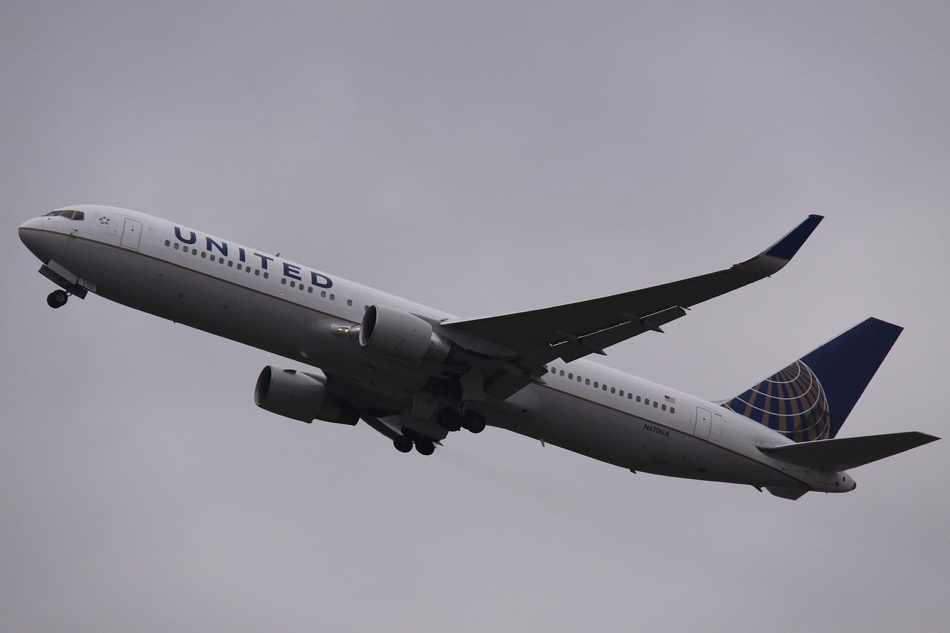 N670UA - Twin-engine aircraft