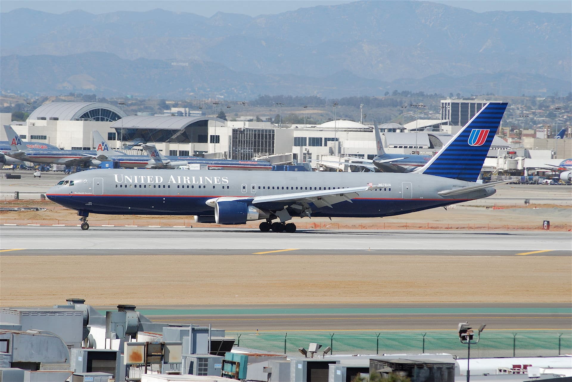 N676UA - Boeing